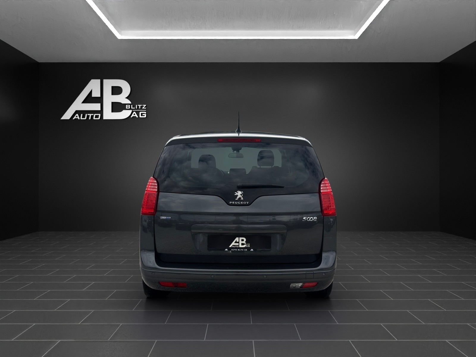 PEUGEOT 5008 2.0 BlueHDI Business Line mit 150 PS * 7-Plätzer *-showroom-element-3