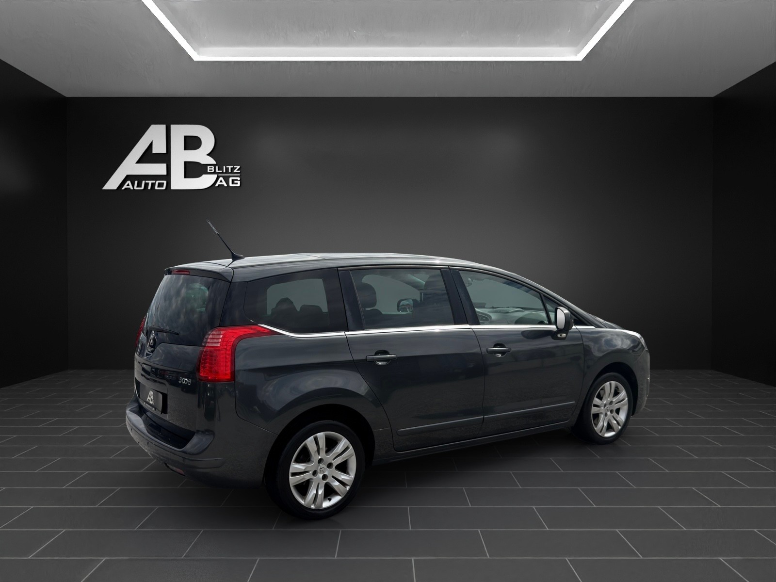 PEUGEOT 5008 2.0 BlueHDI Business Line mit 150 PS * 7-Plätzer *-image-4