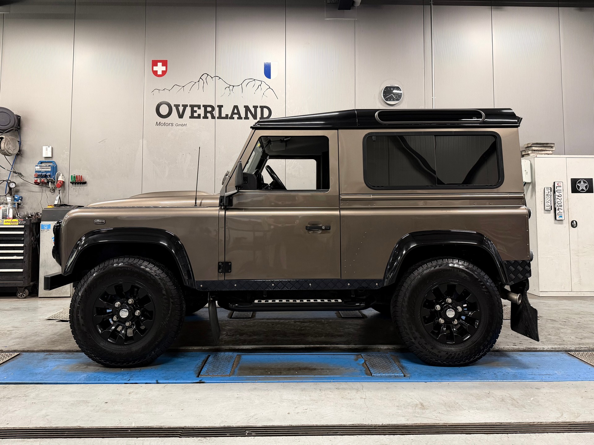 LAND ROVER 90-showroom-element-1