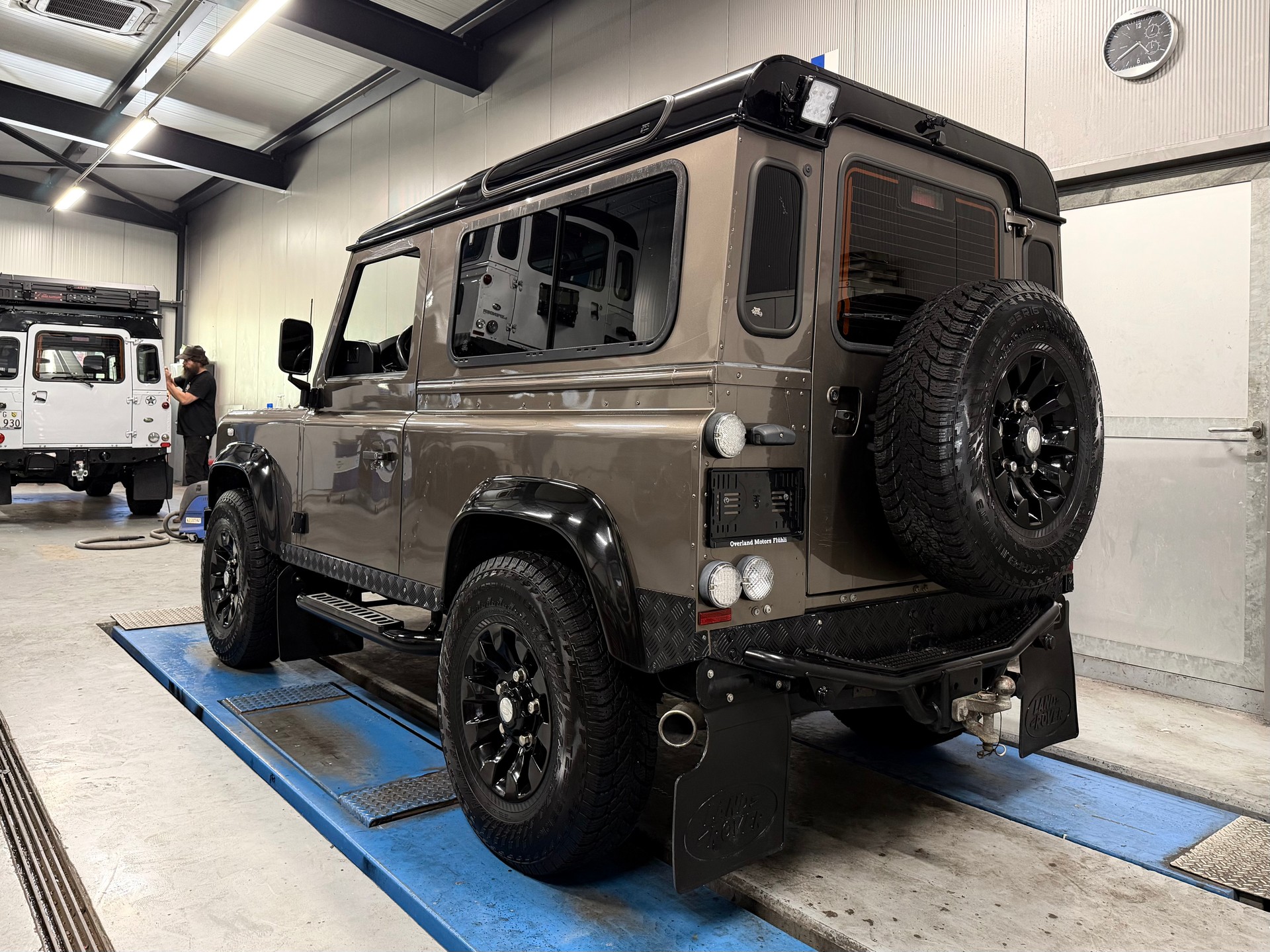 LAND ROVER 90-showroom-element-2