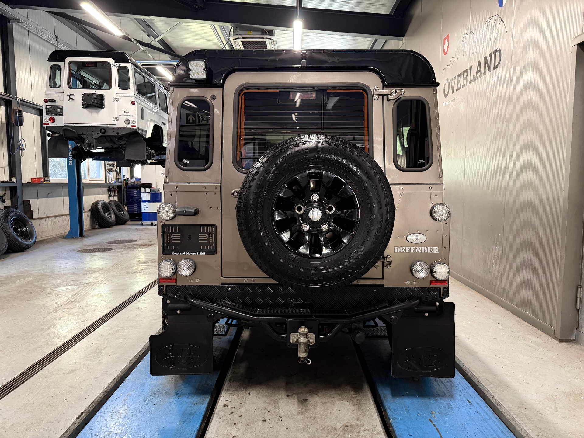 LAND ROVER 90-showroom-element-3