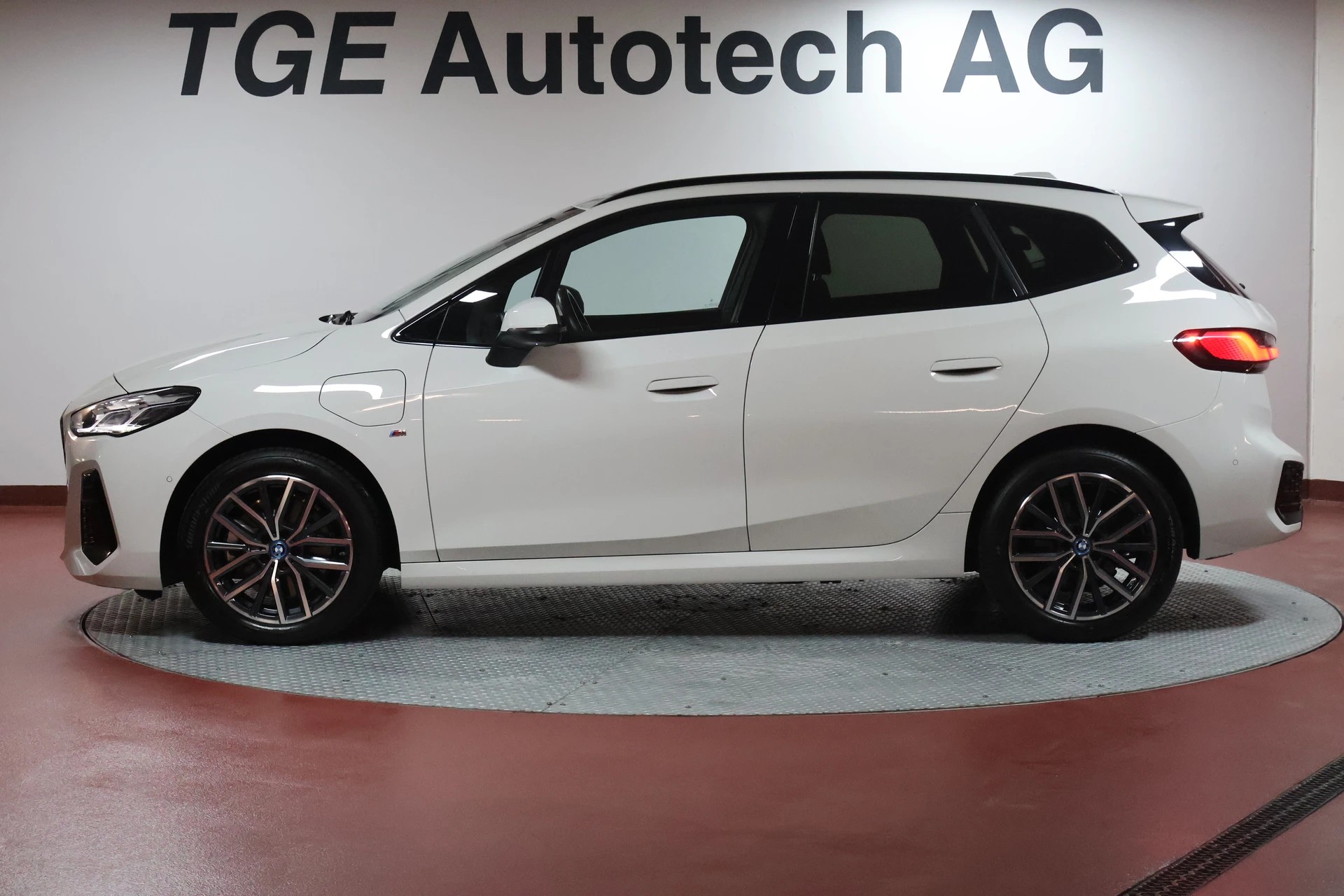 BMW 230e xDrive Active Tourer M Sport-showroom-element-3