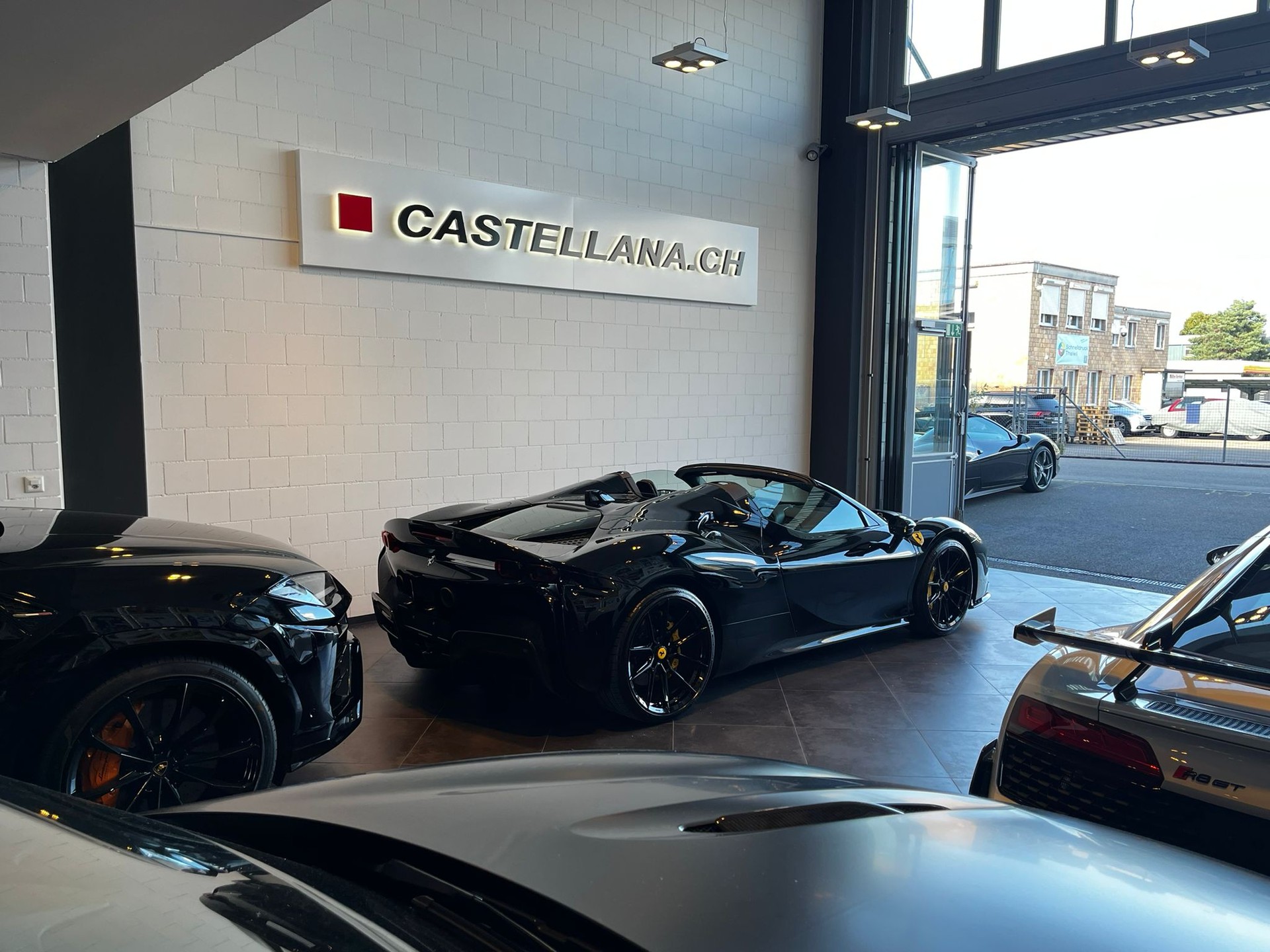 FERRARI SF90 Spider-showroom-element-2