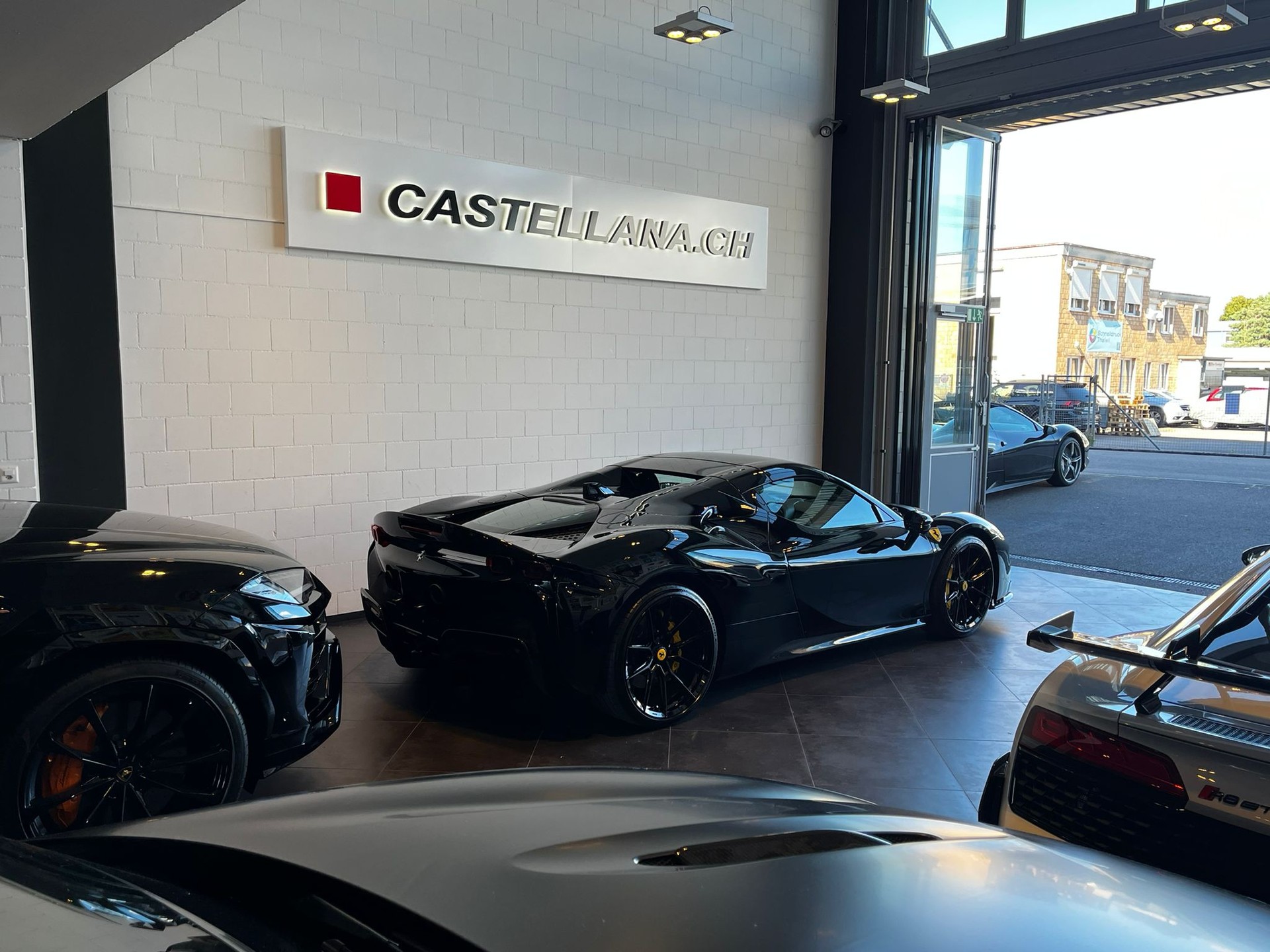 FERRARI SF90 Spider-showroom-element-3