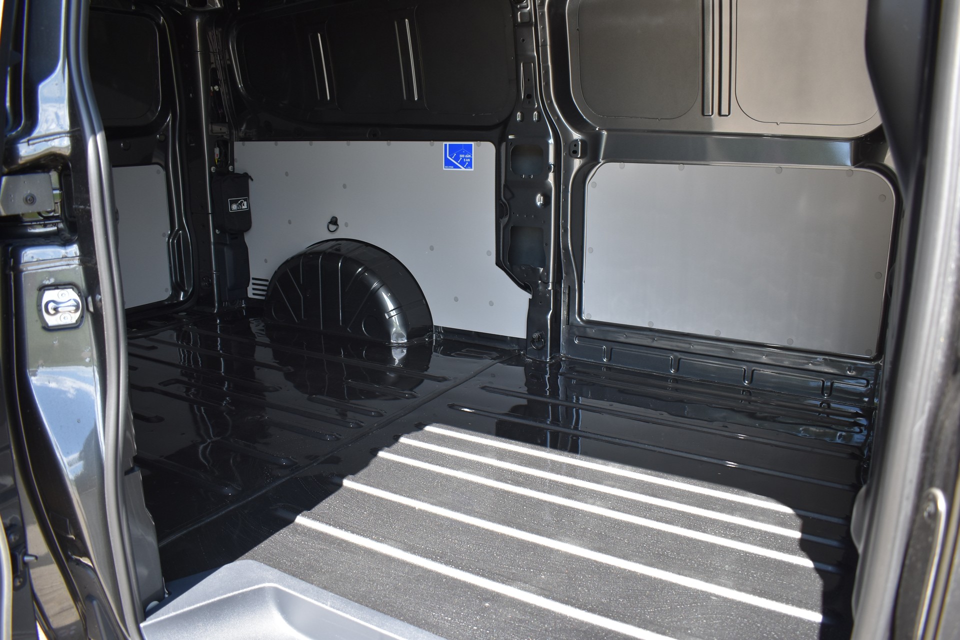 FORD Transit Custom Van 340 L2H1 83kWh Limited-image-8