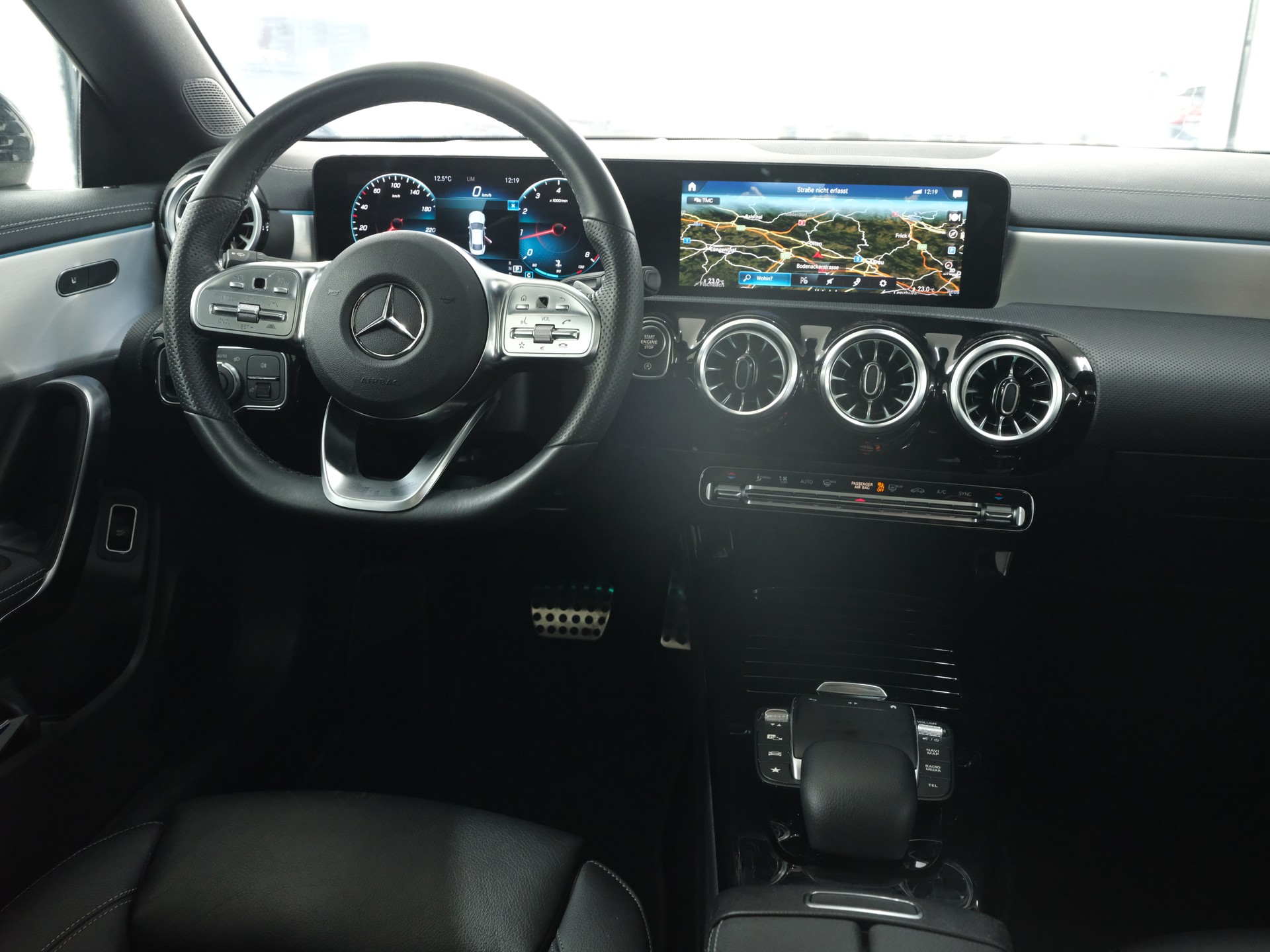 MERCEDES-BENZ CLA 200 AMG Line 7G-DCT-image-18
