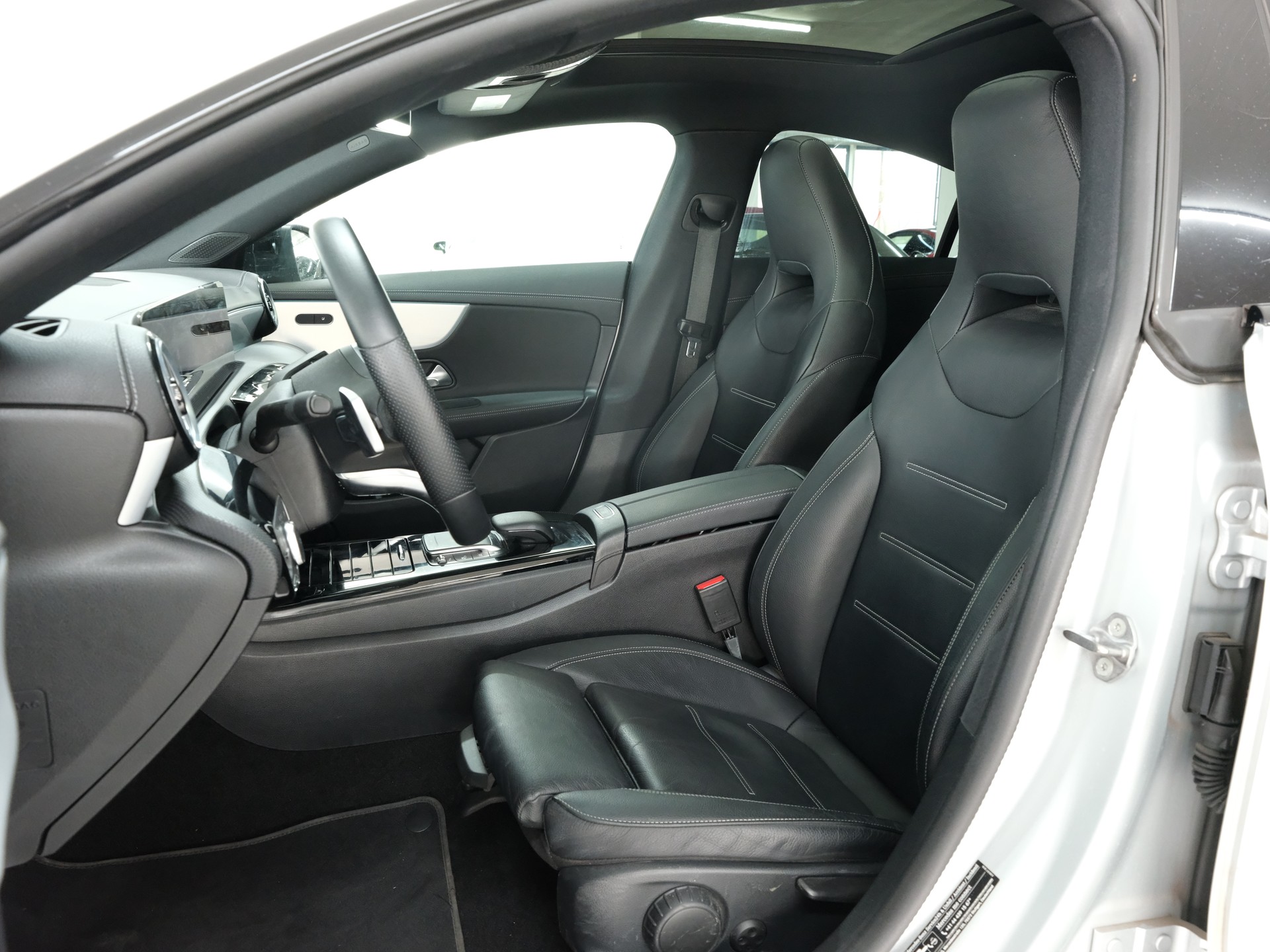 MERCEDES-BENZ CLA 200 AMG Line 7G-DCT-image-9