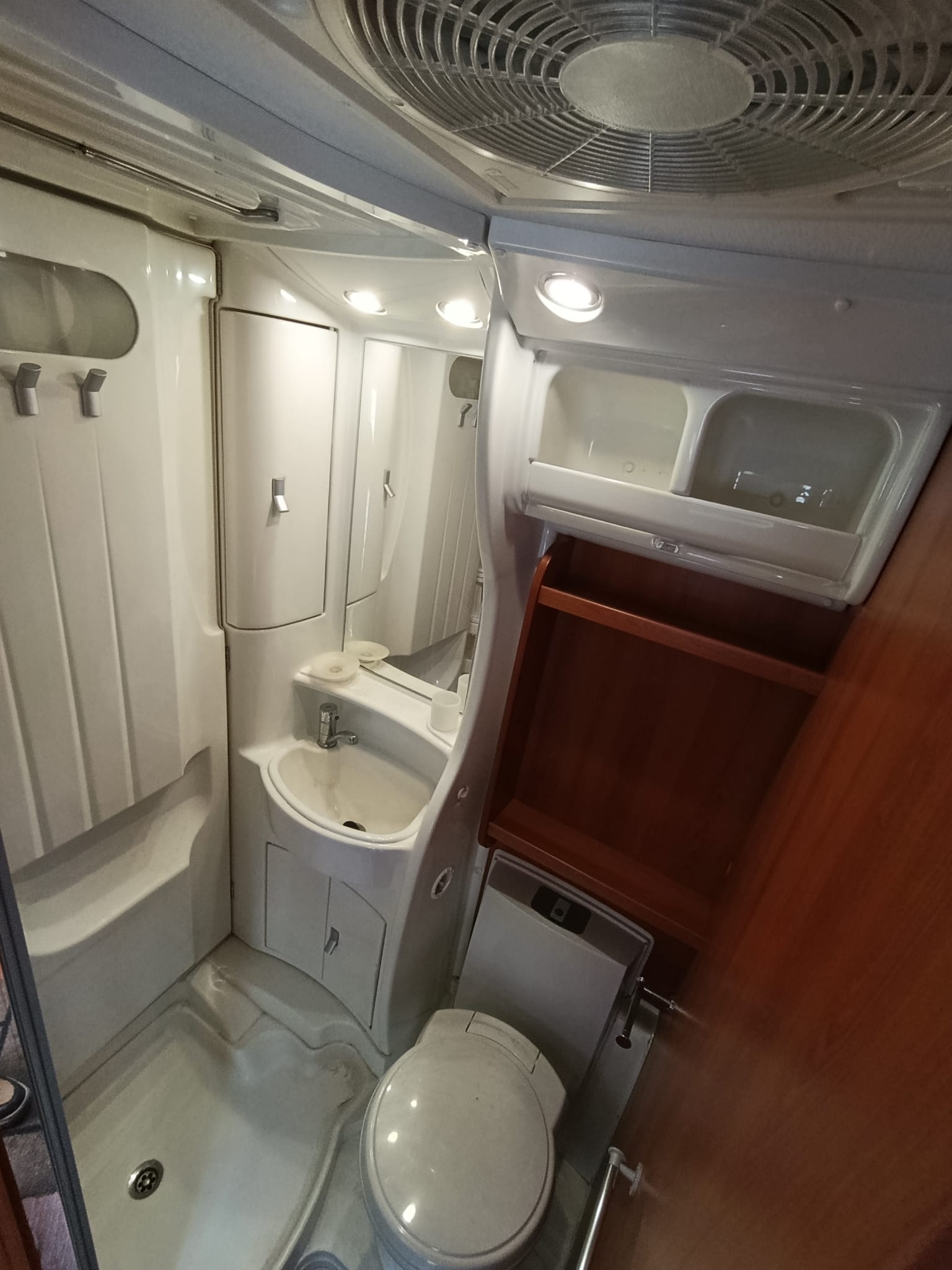 LAIKA X 595R***Echtes Schnäppli: Kompakter Luxus auf Rädern! ***AUTOMAT* Solar Panel* Ventilator* Töffträger *Rückfahrkamera*-image-20