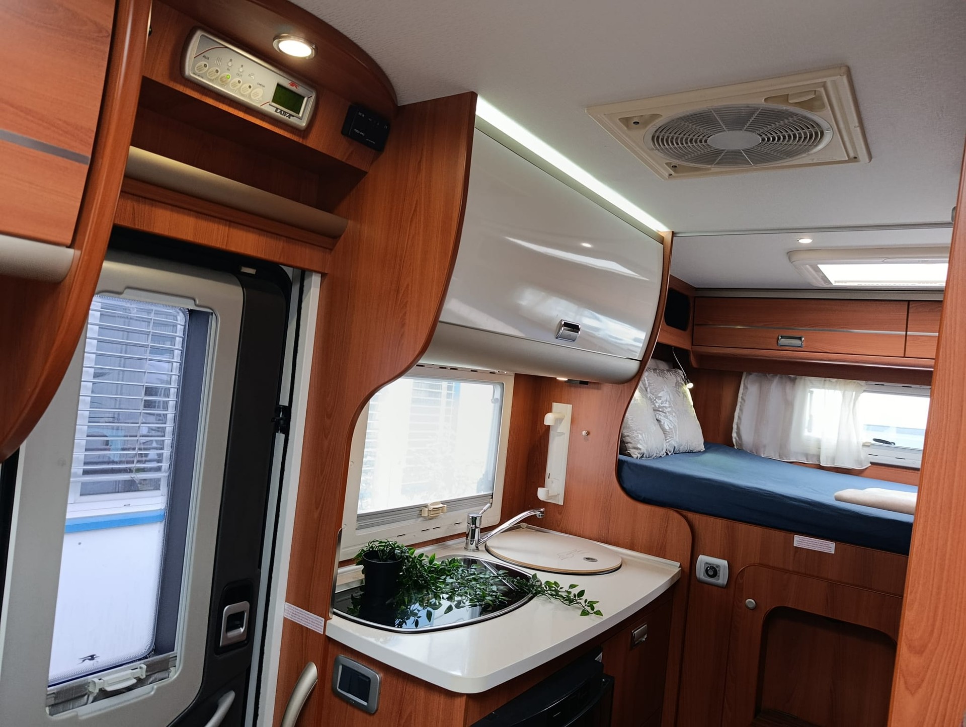 LAIKA X 595R***Echtes Schnäppli: Kompakter Luxus auf Rädern! ***AUTOMAT* Solar Panel* Ventilator* Töffträger *Rückfahrkamera*-image-10