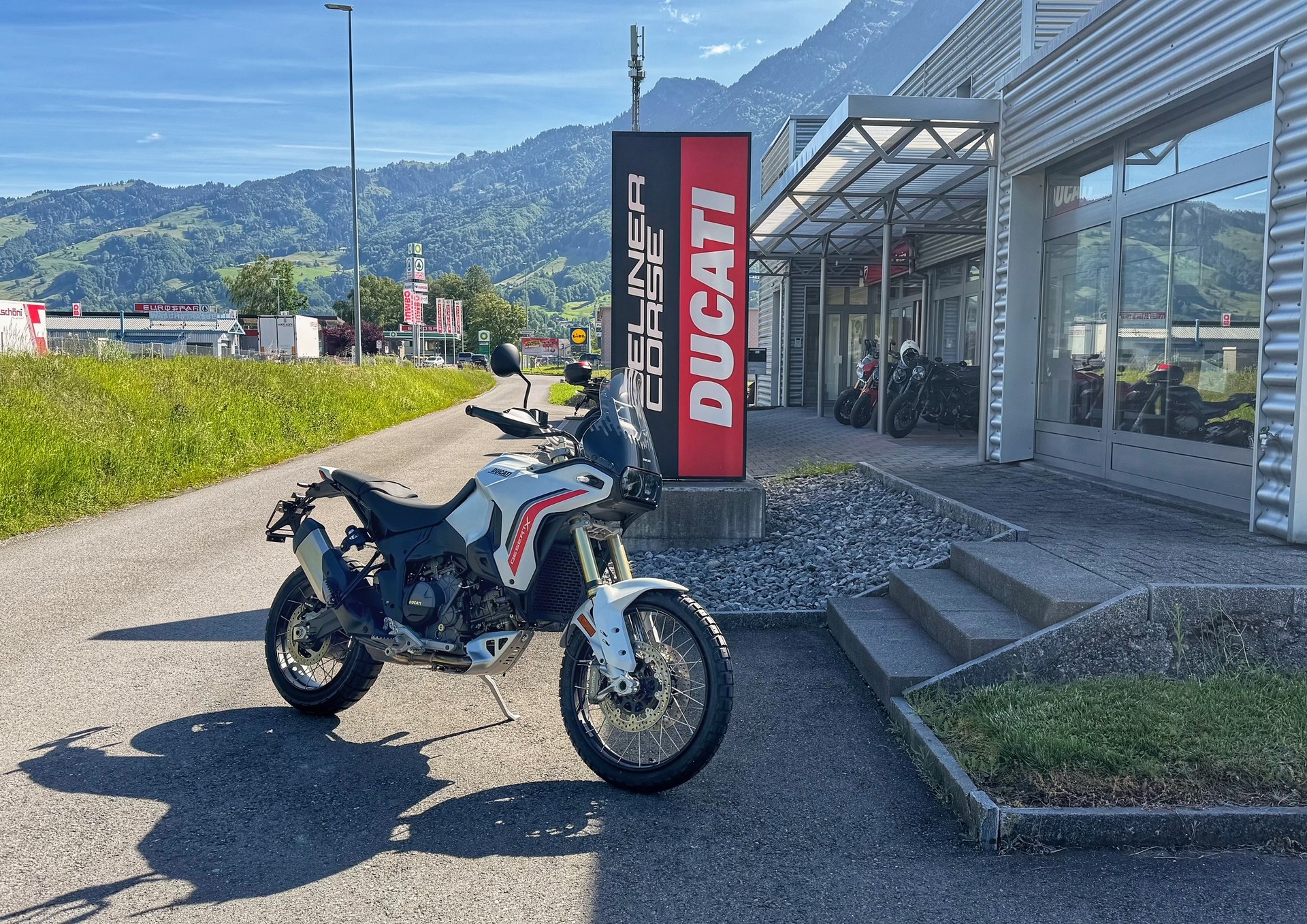 DUCATI V2-image-0