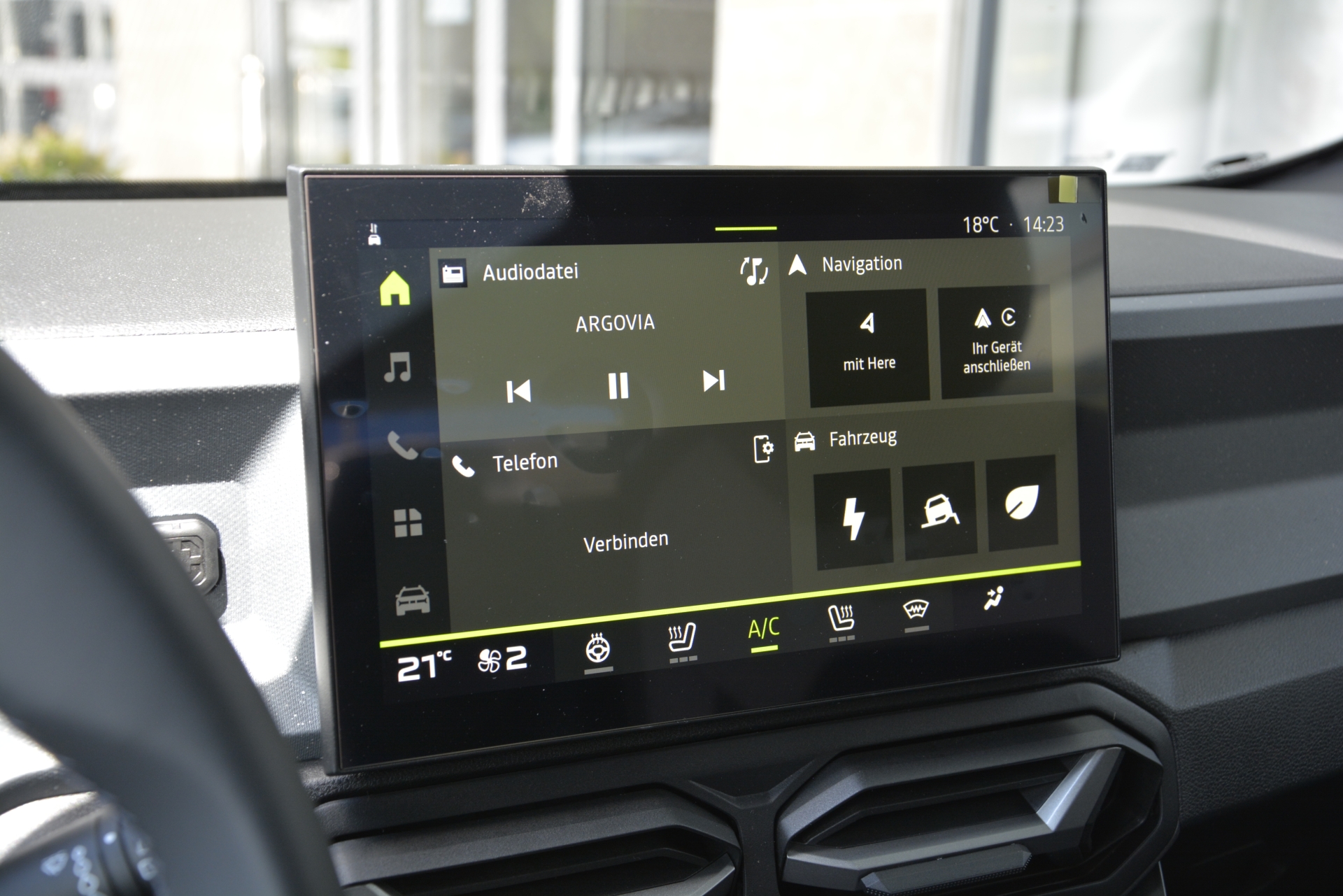 DACIA DUSTER journey hybrid 155-image-8