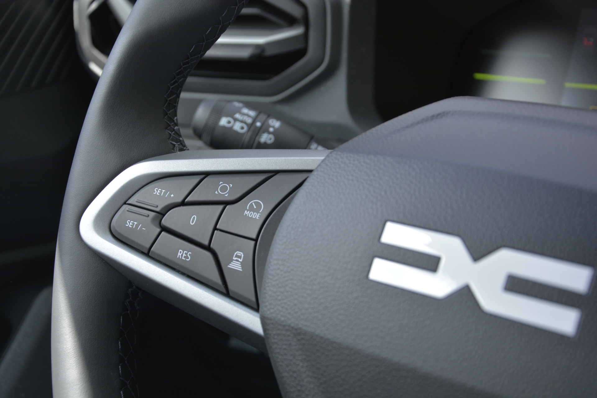 DACIA DUSTER journey hybrid 155-image-10