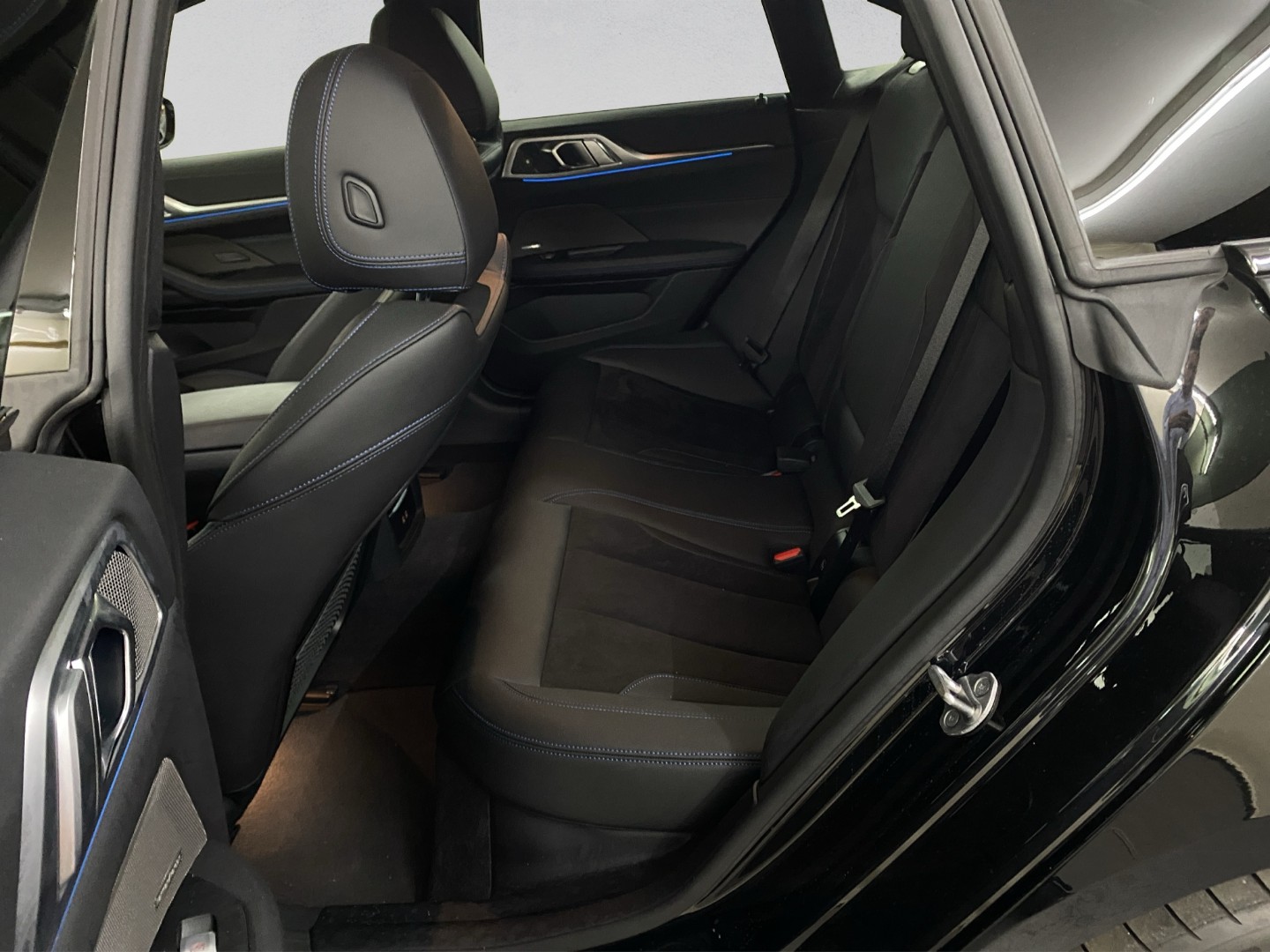 BMW i4 eDrive 40-image-21