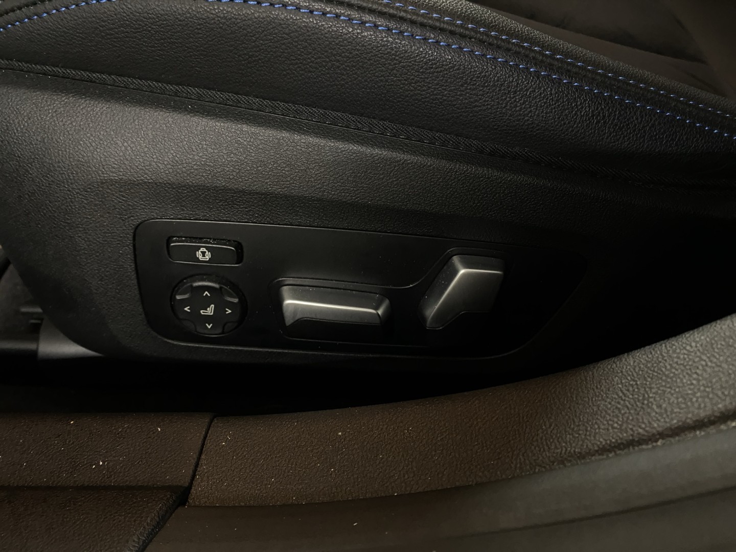 BMW i4 eDrive 40-image-18