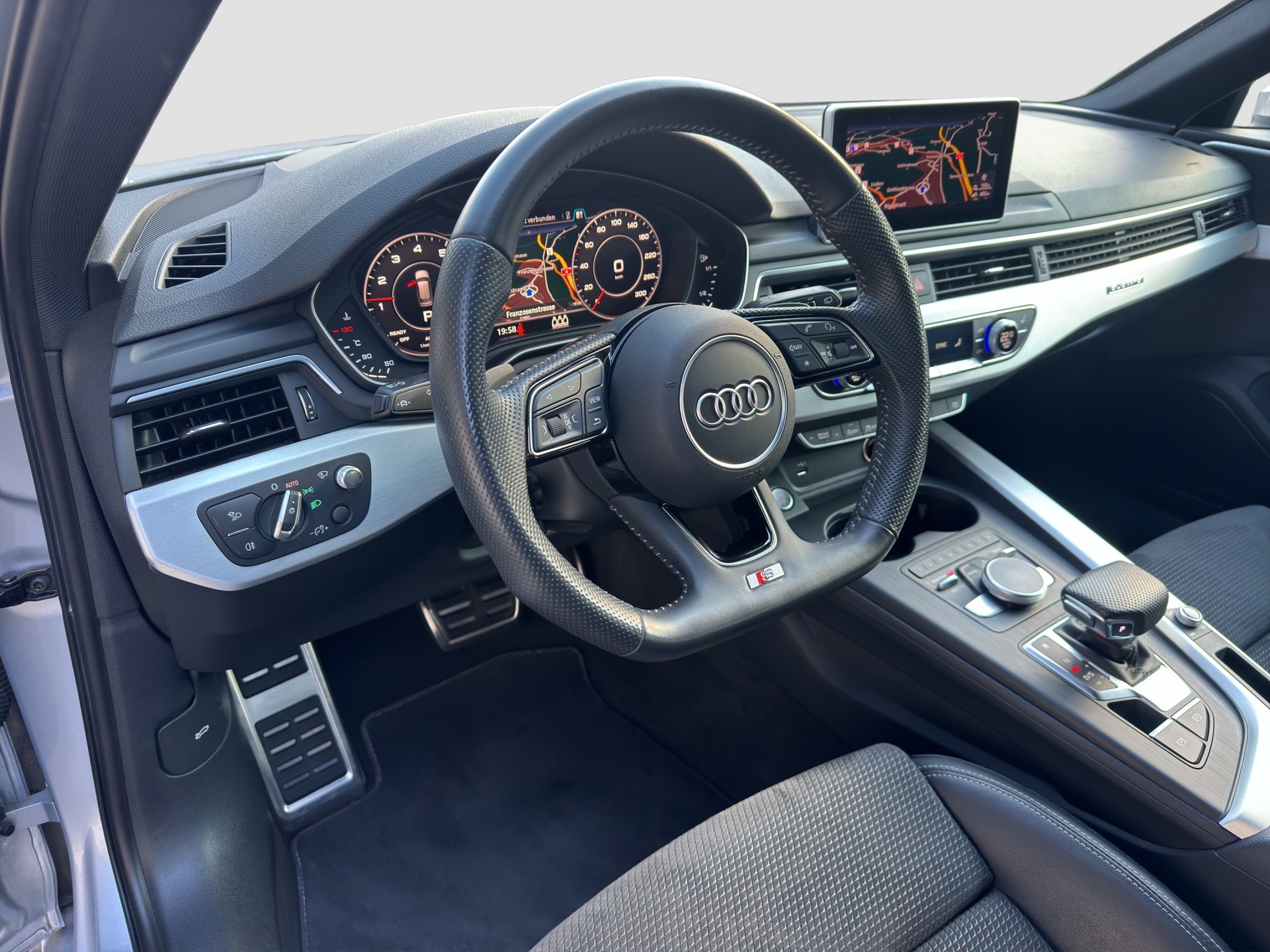 AUDI A4 Avant 45 TFSI Sport S-tronic quattro-image-8