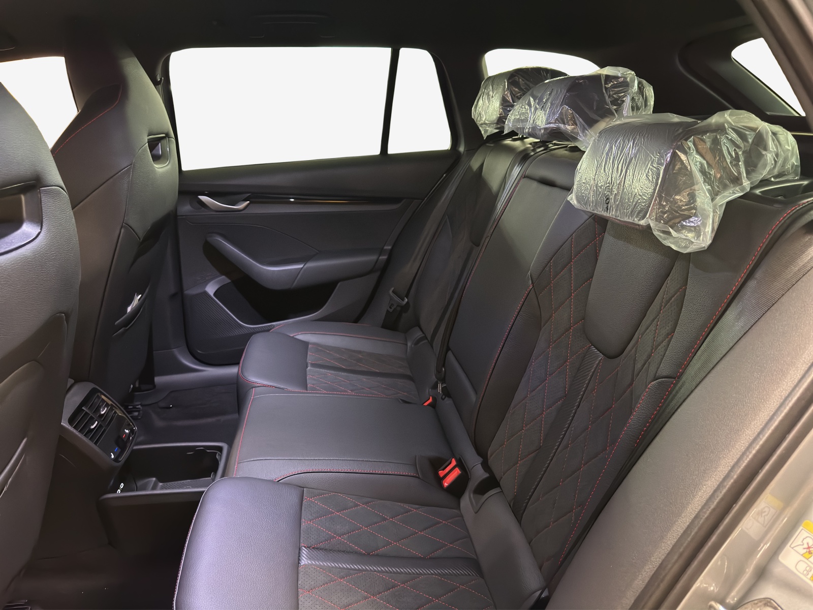 SKODA Octavia Combi 2.0 TSI DSG RS 30 Years Edition-image-8