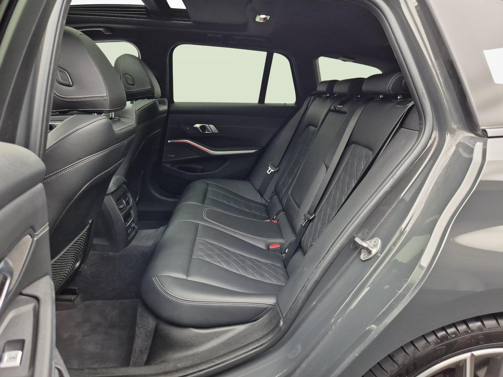 BMW M340i xDrive Touring-showroom-element-3