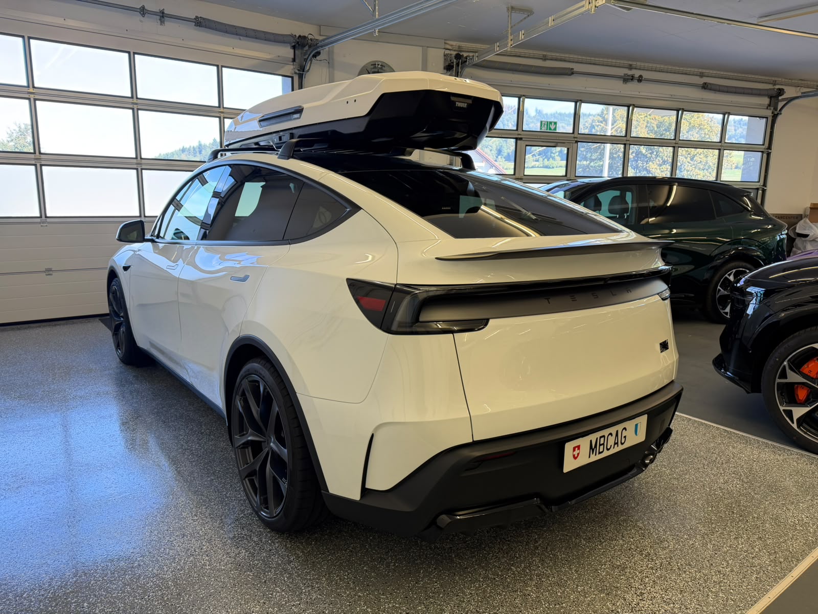 TESLA Model Y Performance AWD 626PS, Neuwagen, CH Typenschein, Dachbox-showroom-element-3