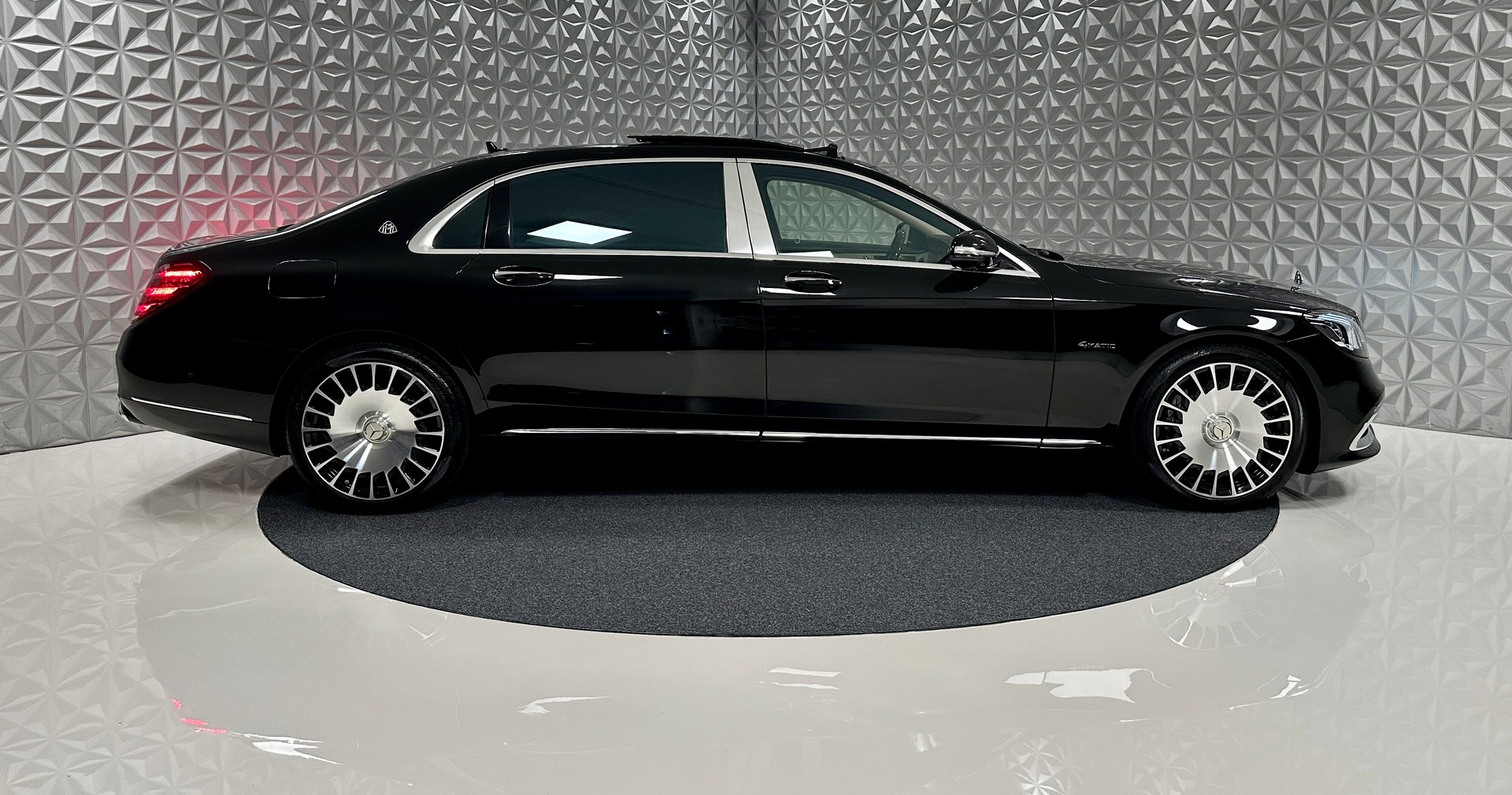 MERCEDES-BENZ S 560 Maybach 4Matic 9G-Tronic-showroom-element-3