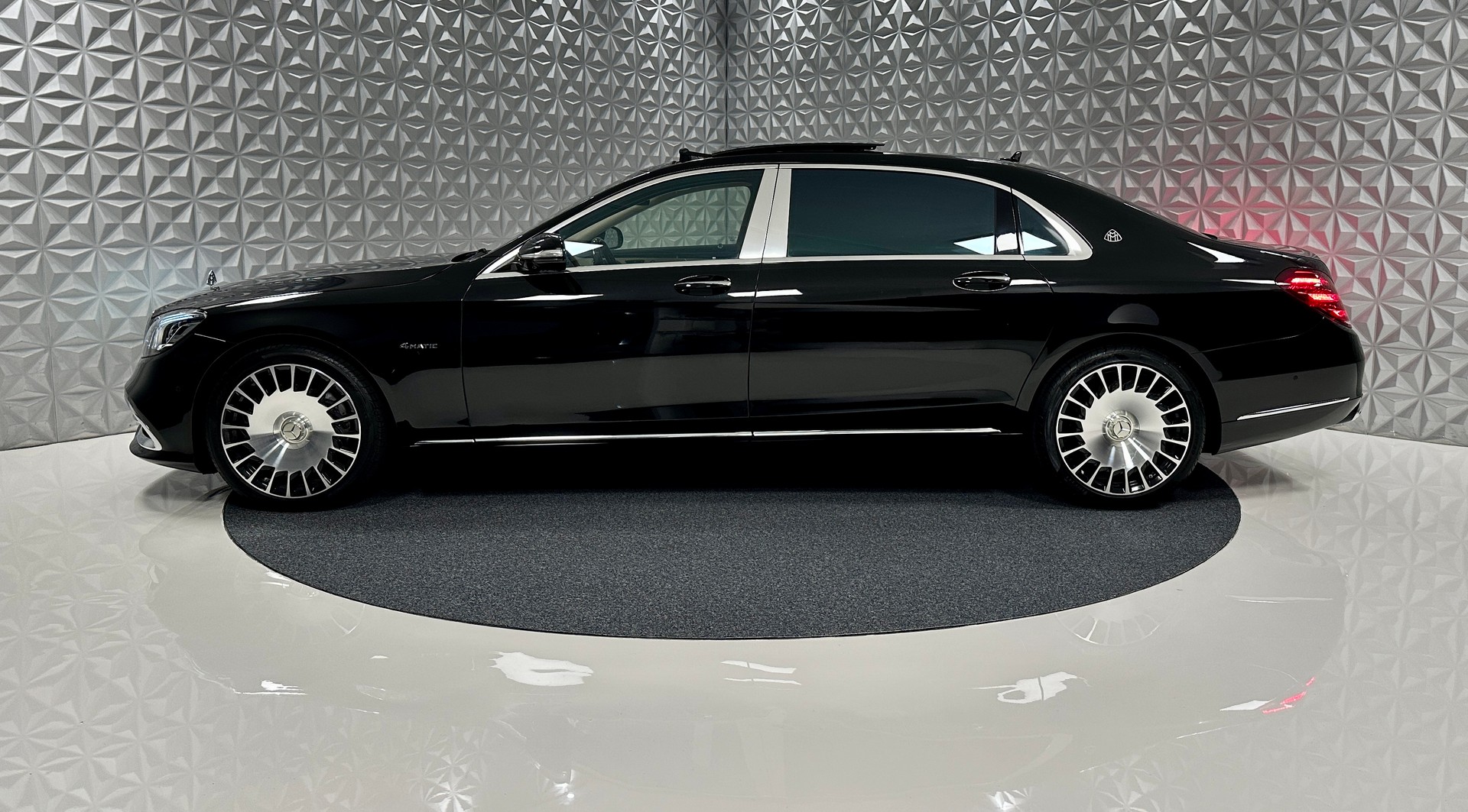 MERCEDES-BENZ S 560 Maybach 4Matic 9G-Tronic-image-7