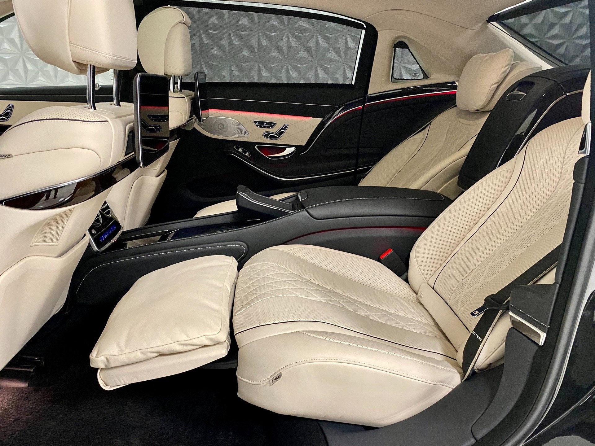 MERCEDES-BENZ S 560 Maybach 4Matic 9G-Tronic-image-17