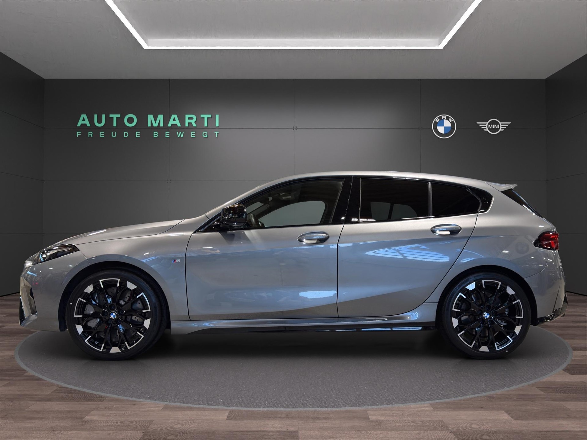 BMW M135i xDrive M Sport-showroom-element-1