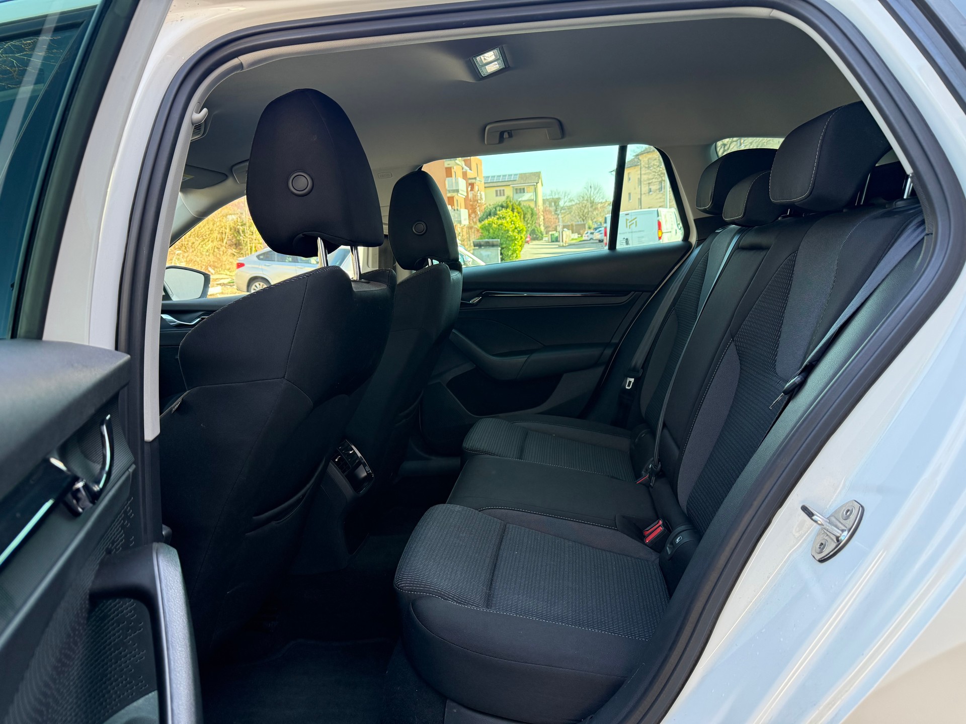 SKODA Octavia Combi 2.0 TDI DSG Ambition-image-5