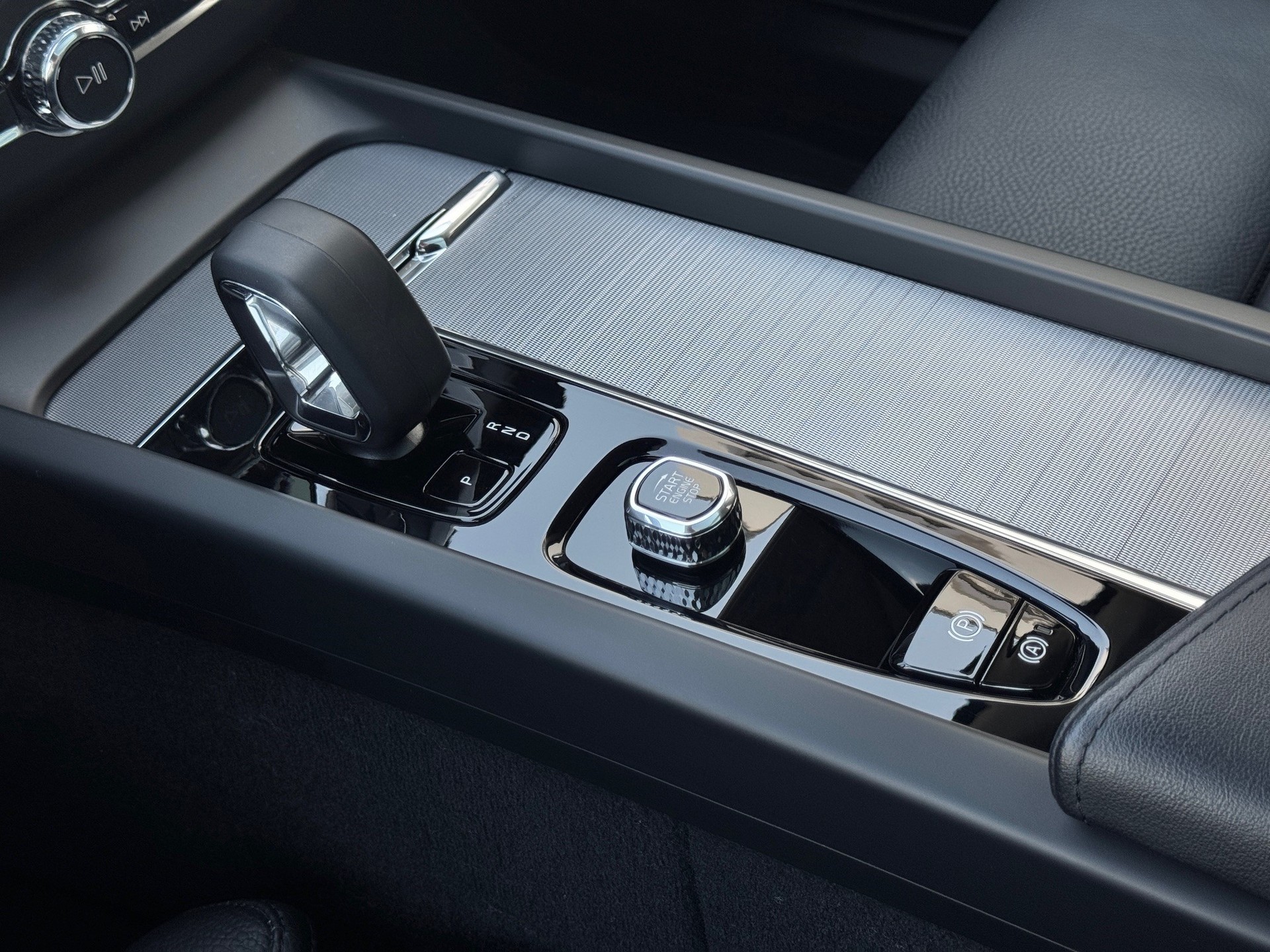 VOLVO XC60 2.0 T6 TE Ultimate Dark eAWD-image-17