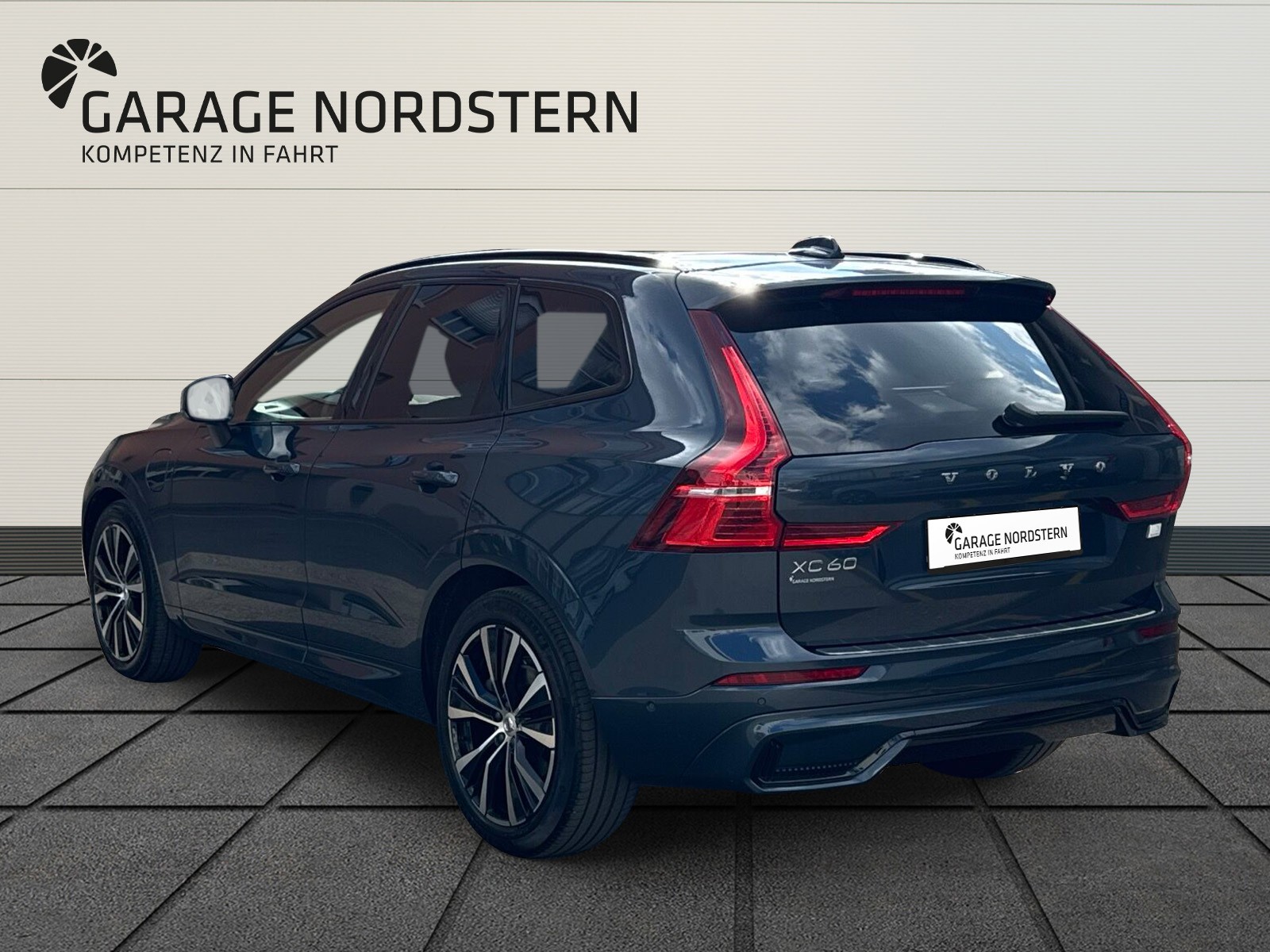 VOLVO XC60 2.0 T6 TE Ultimate Dark eAWD-showroom-element-2