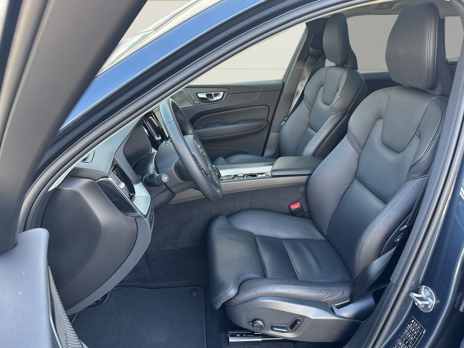VOLVO XC60 2.0 T6 TE Ultimate Dark eAWD-image-7