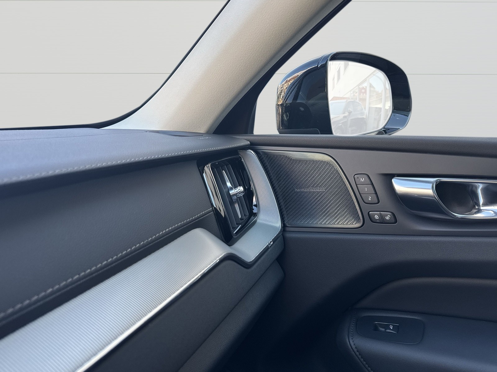 VOLVO XC60 2.0 T6 TE Ultimate Dark eAWD-image-16