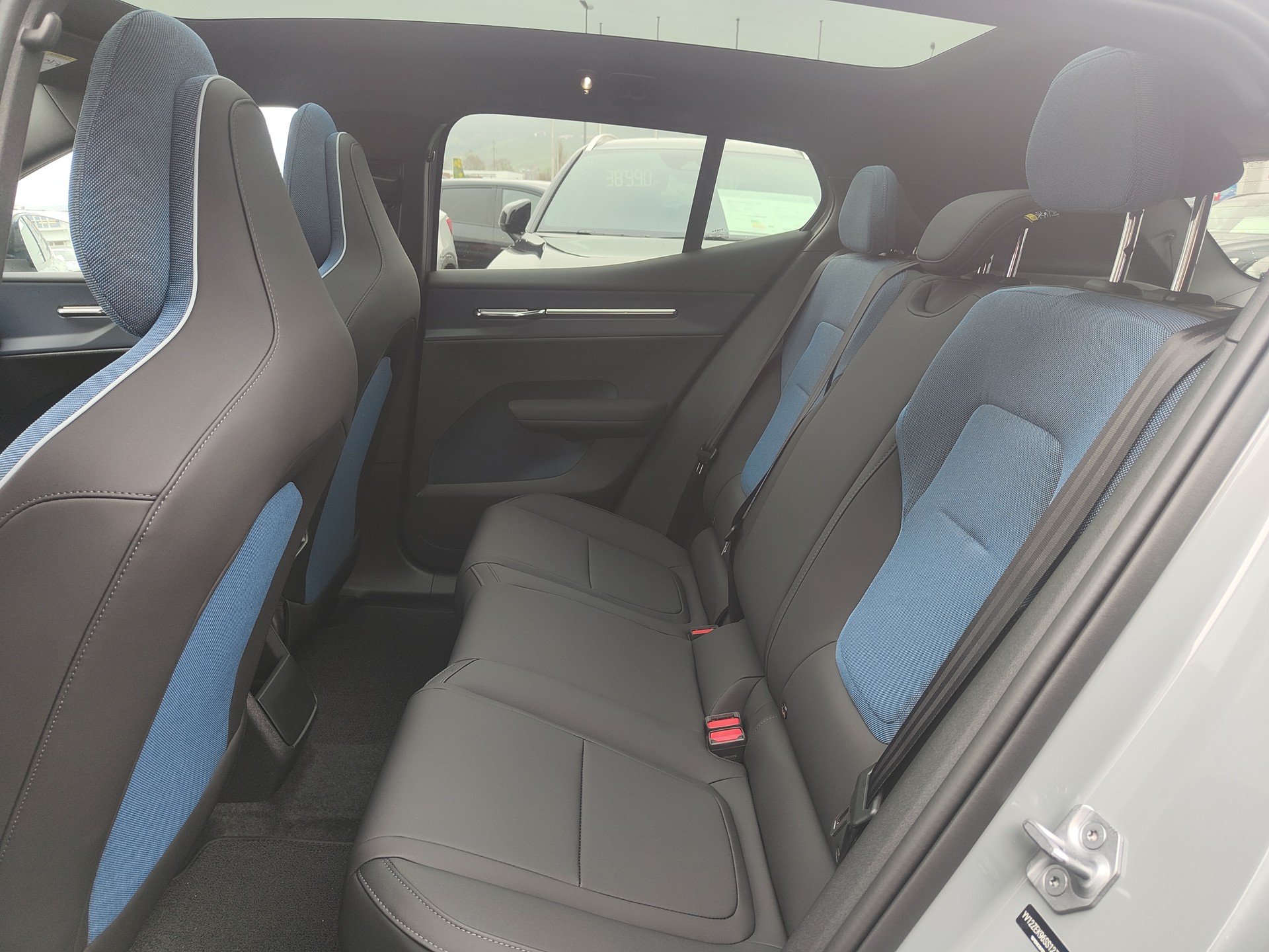VOLVO EX30 E60 69kWh Twin Ultra-image-12