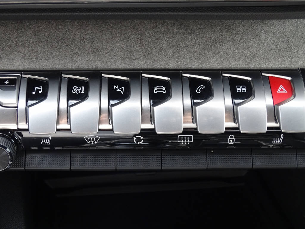 PEUGEOT 3008 1.6 Plug-in Hybrid4 GT-image-13