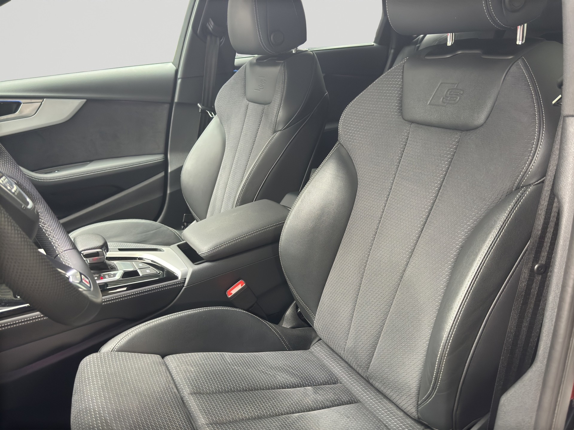 AUDI A4 Avant 40 TFSI S line S-tronic quattro S-Line-image-5