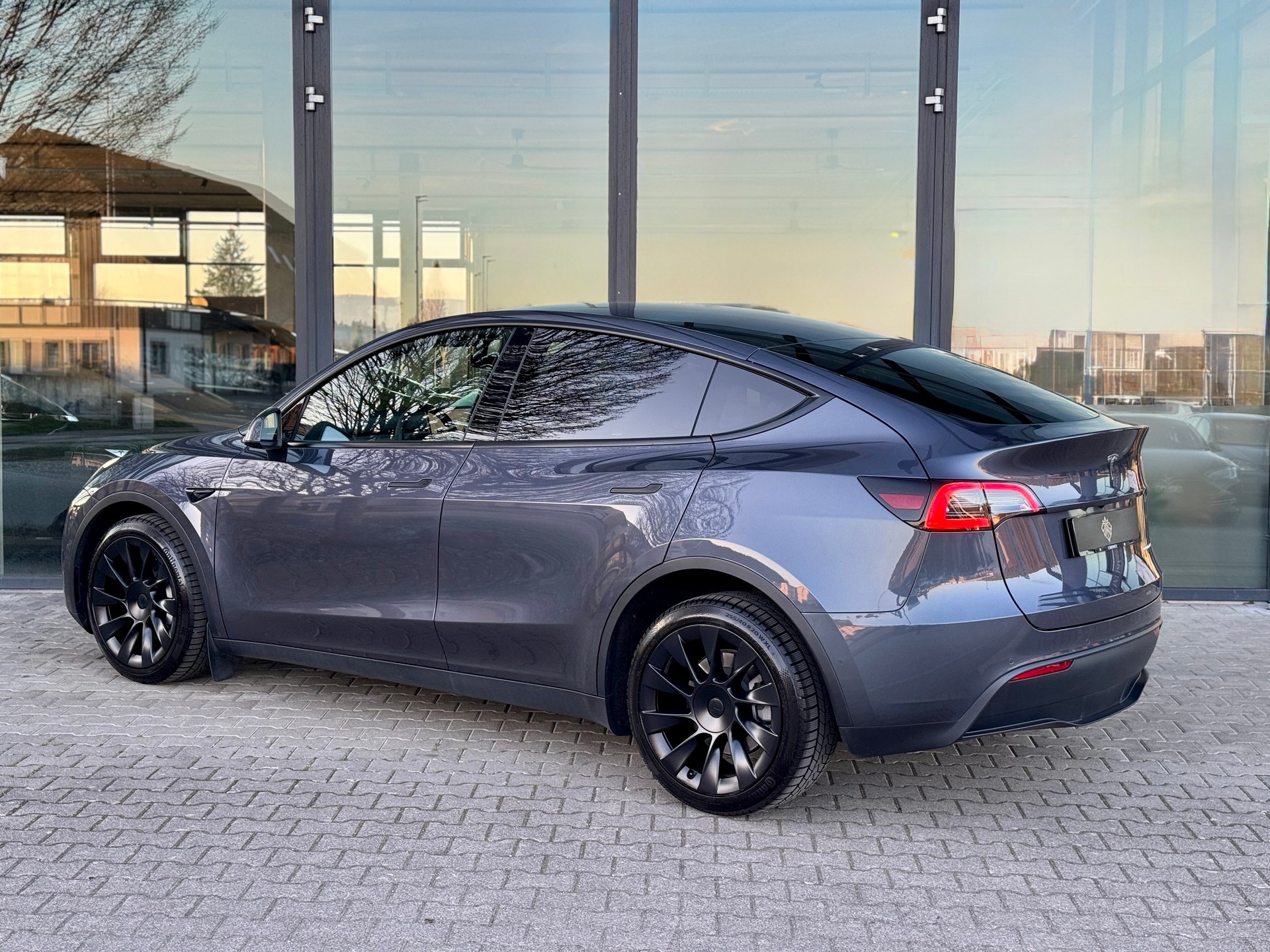 TESLA Model Y Long Range-showroom-element-3