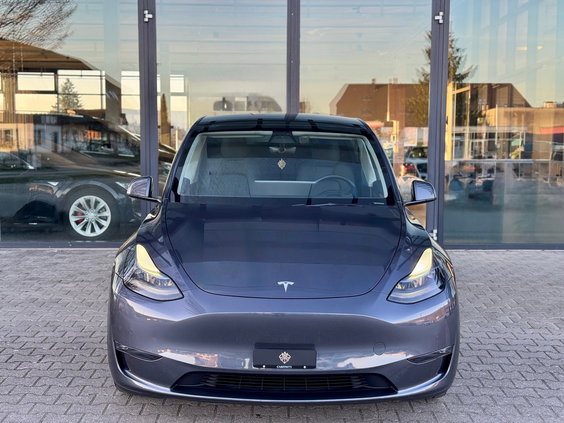 TESLA Model Y Long Range-showroom-element-1