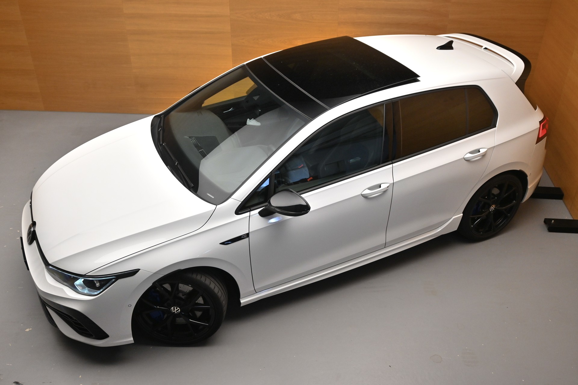 VW Golf VIII 2.0 TSI R DSG 4motion-showroom-element-1
