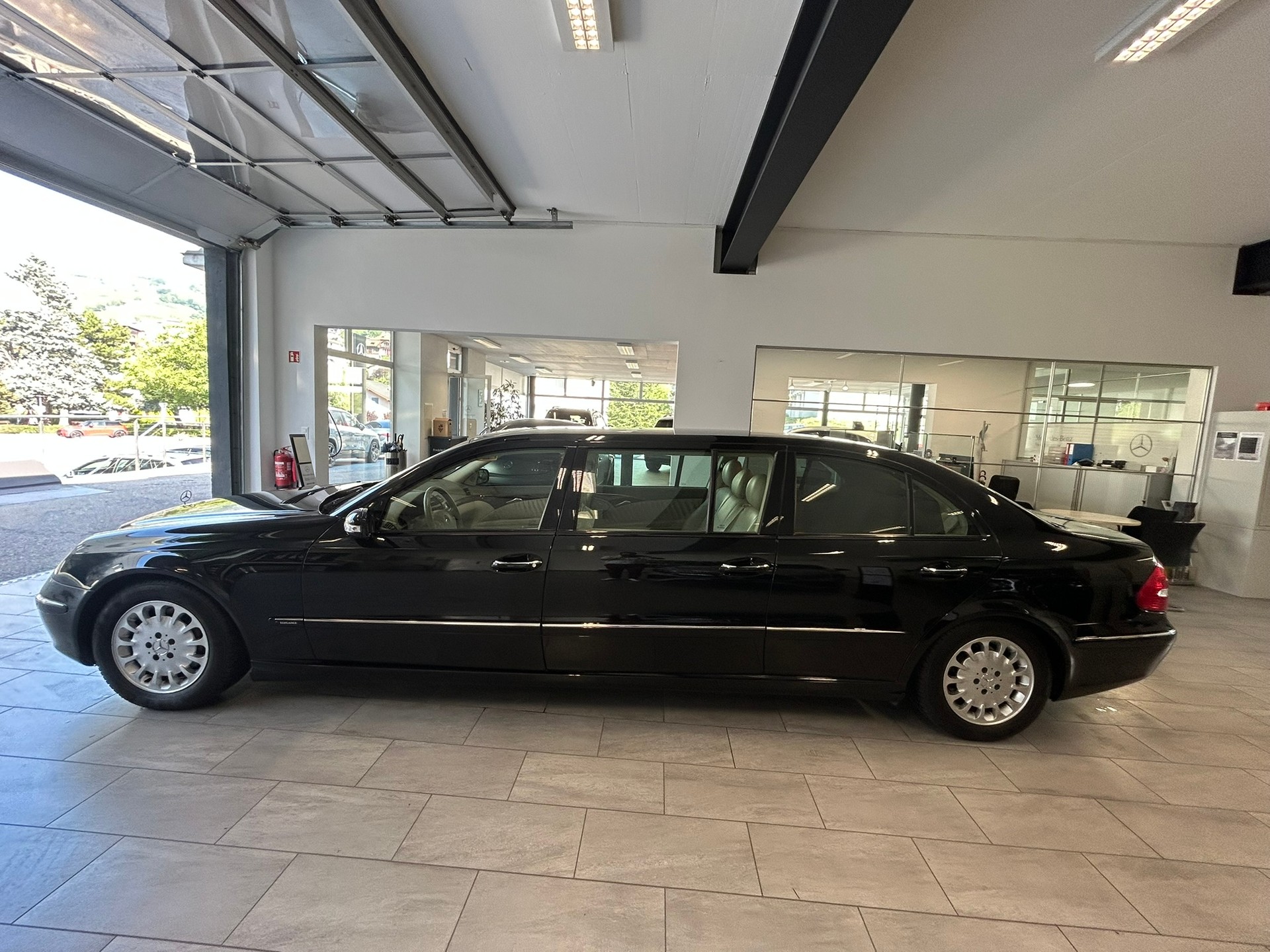 MERCEDES-BENZ E 320 BINZ 6 portes-showroom-element-2