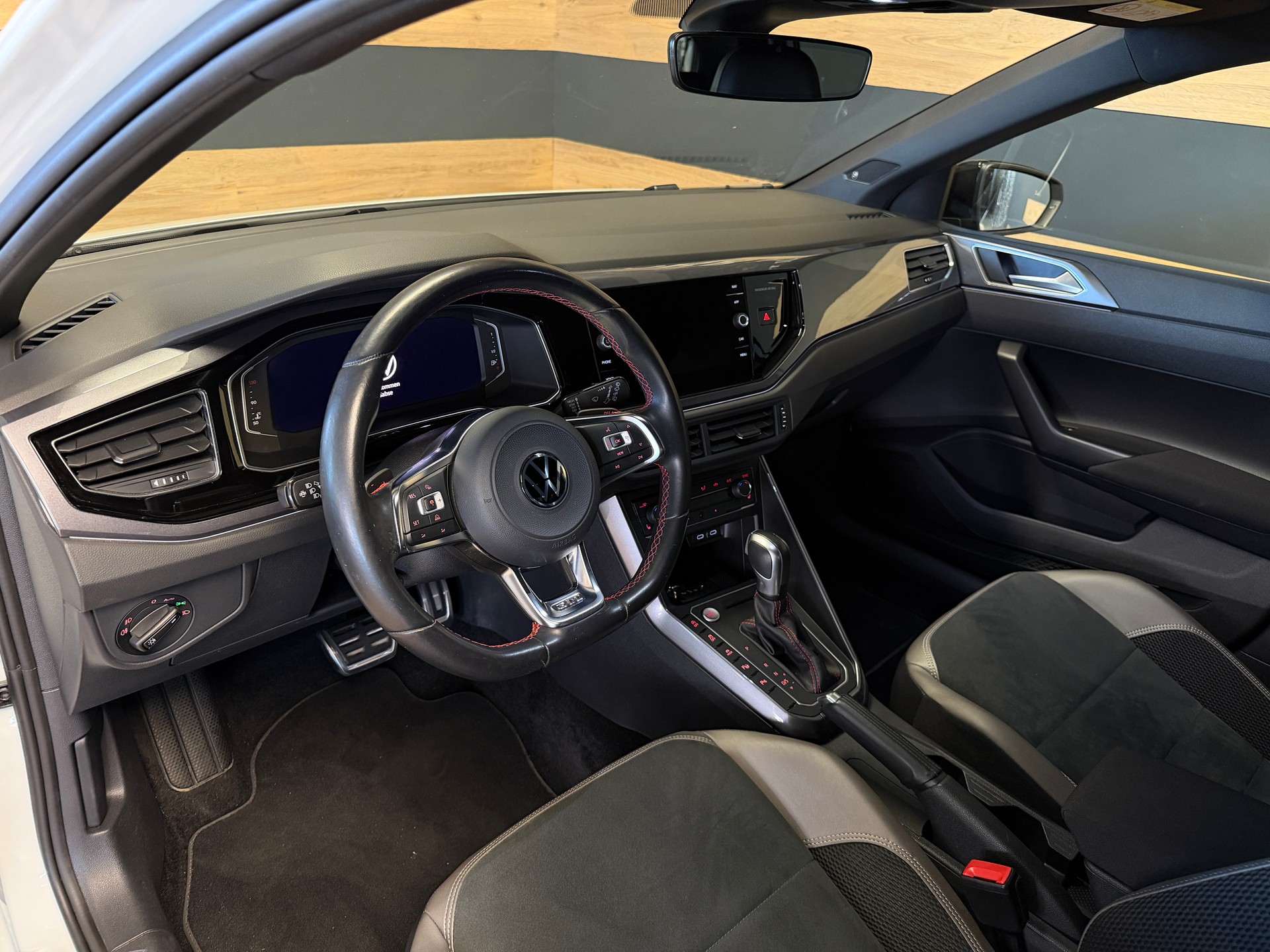 VW Polo 2.0 TSI GTI DSG-image-21