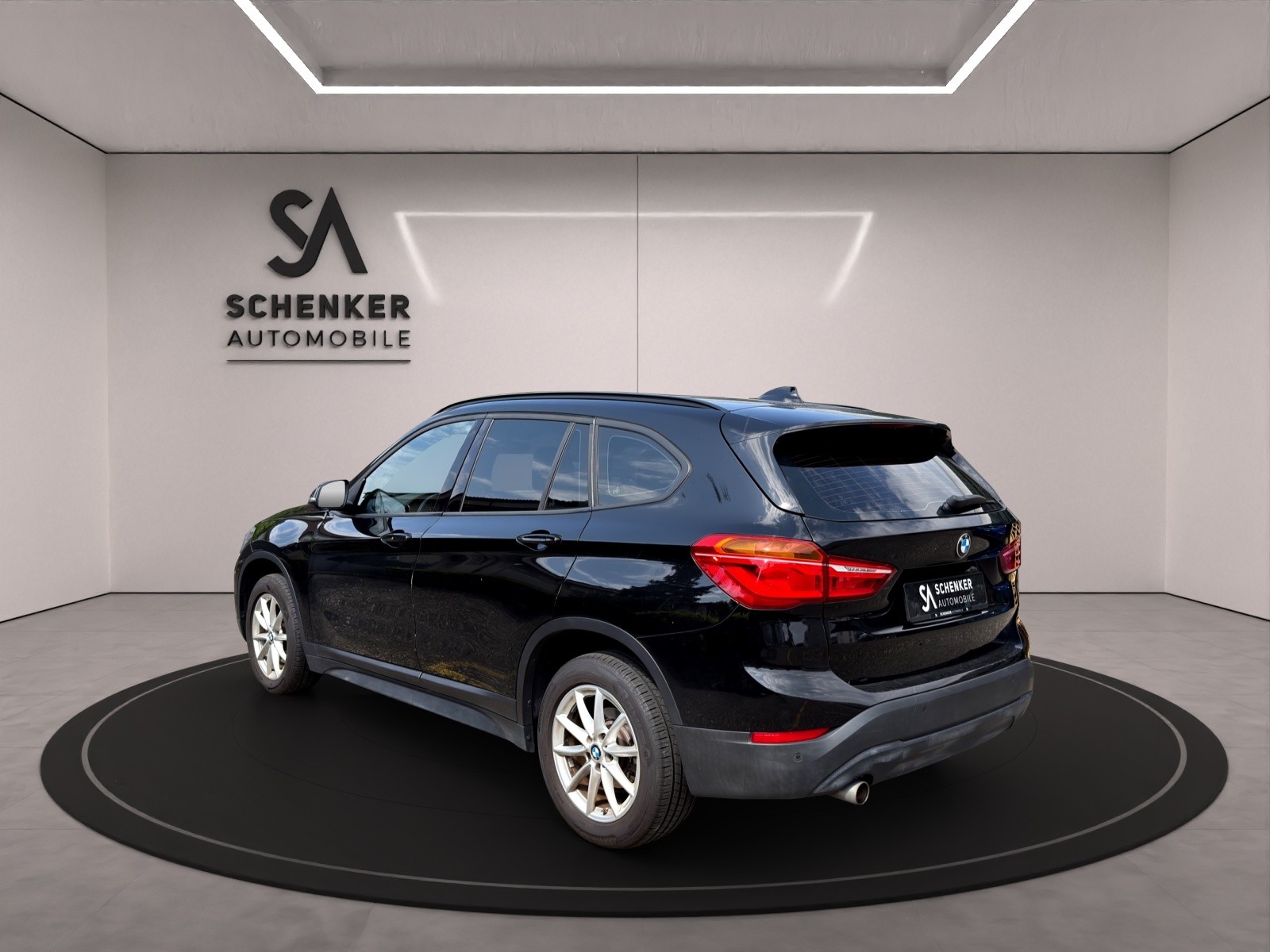 BMW X1 xDrive 18d Steptronic-showroom-element-2
