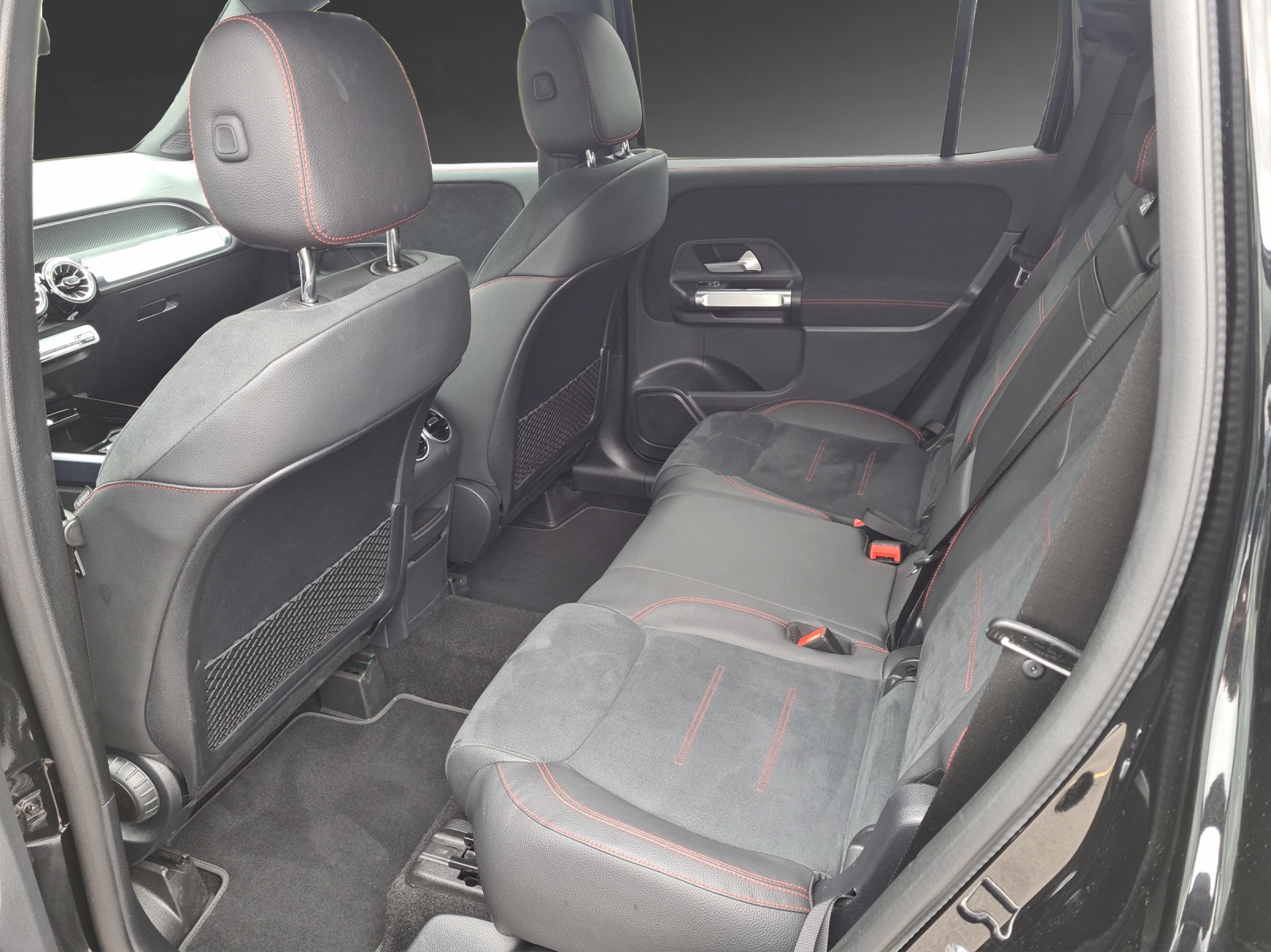MERCEDES-BENZ GLB 250 4Matic AMG Line 8G-Tronic-image-6