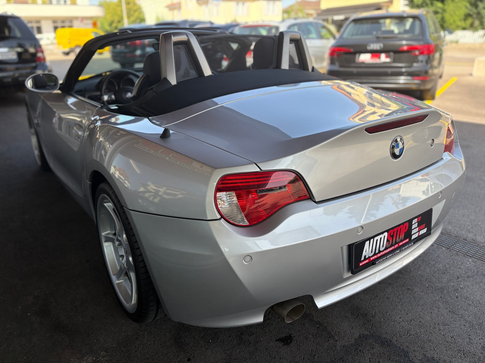 BMW Z4 2.0i Roadster-showroom-element-2