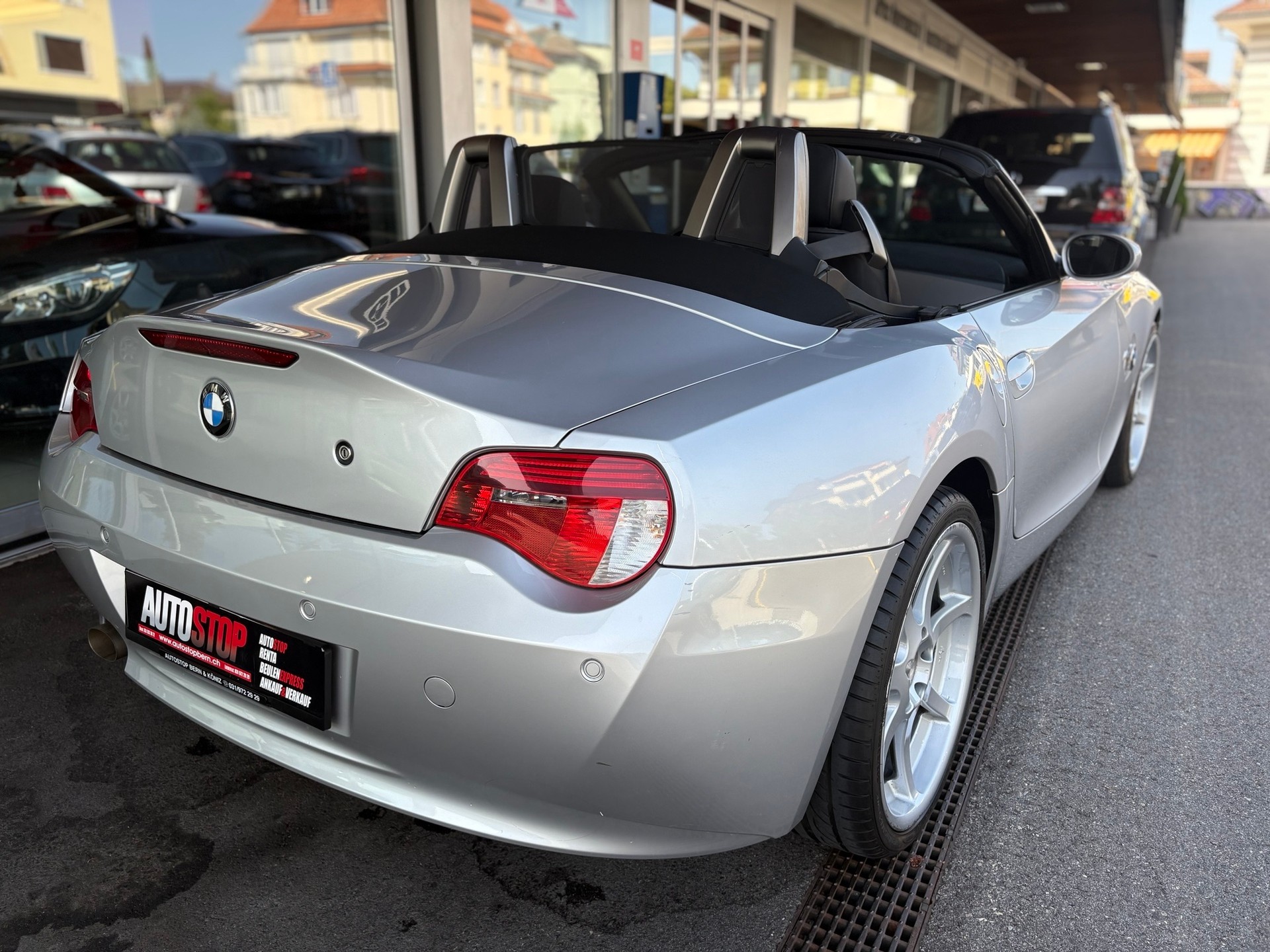 BMW Z4 2.0i Roadster-showroom-element-1