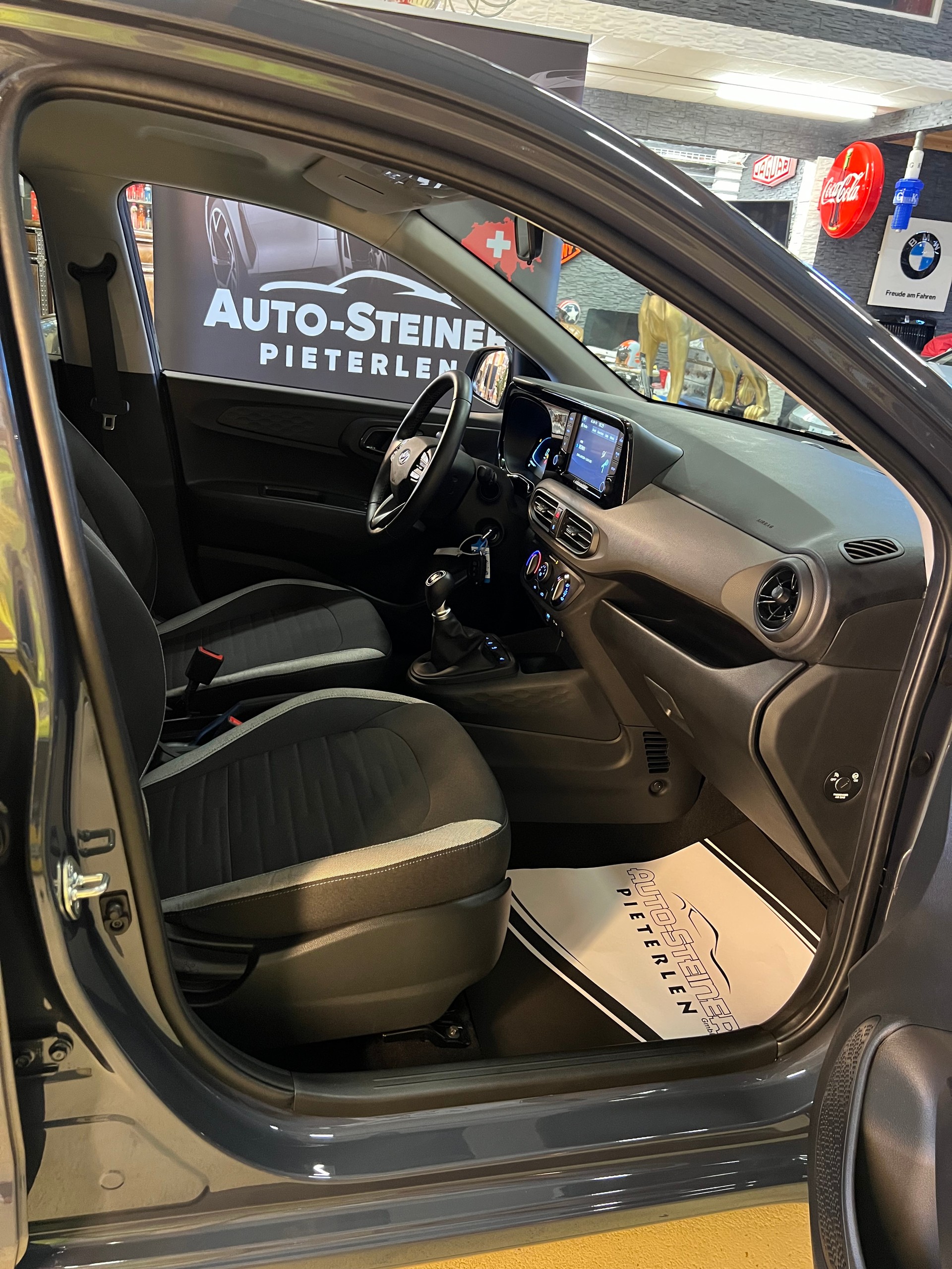 HYUNDAI i10 1.2 "BENZINER CH WAGEN" + SITZHEIZUNG + ALUFELGEN + VIEL ZUBEHÖR + SAUBER + GEPFLEGT. !! NUR 6`800 KM !!-image-17
