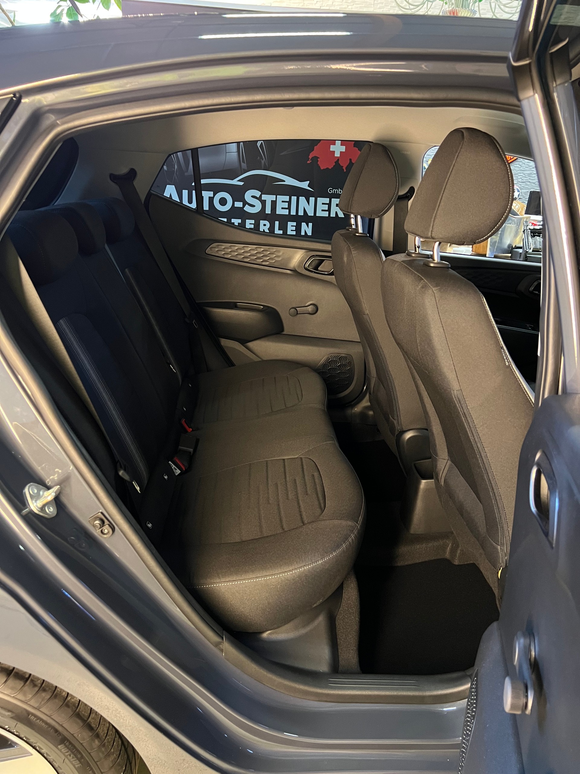 HYUNDAI i10 1.2 "BENZINER CH WAGEN" + SITZHEIZUNG + ALUFELGEN + VIEL ZUBEHÖR + SAUBER + GEPFLEGT. !! NUR 6`800 KM !!-image-19