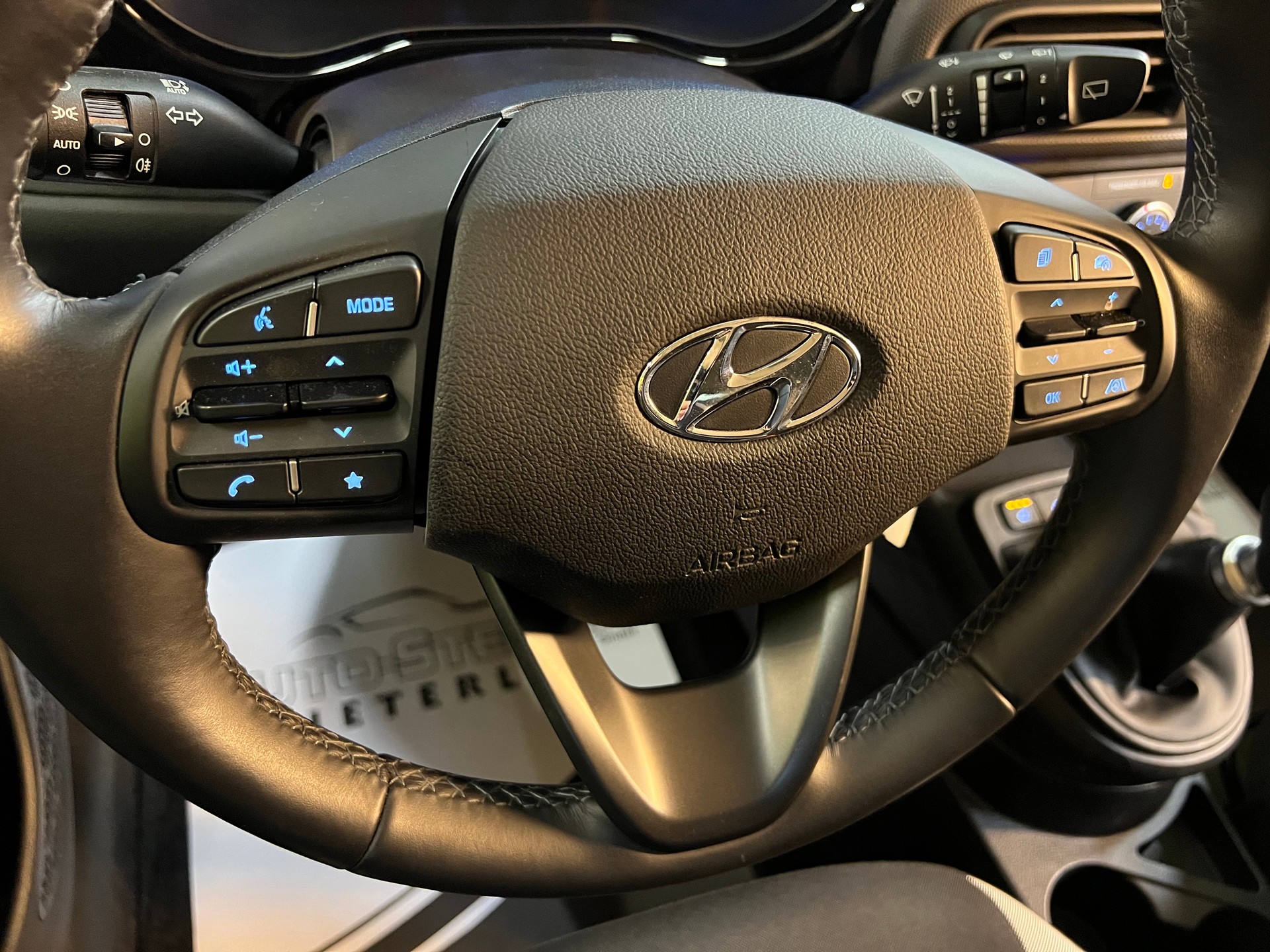HYUNDAI i10 1.2 "BENZINER CH WAGEN" + SITZHEIZUNG + ALUFELGEN + VIEL ZUBEHÖR + SAUBER + GEPFLEGT. !! NUR 6`800 KM !!-image-30