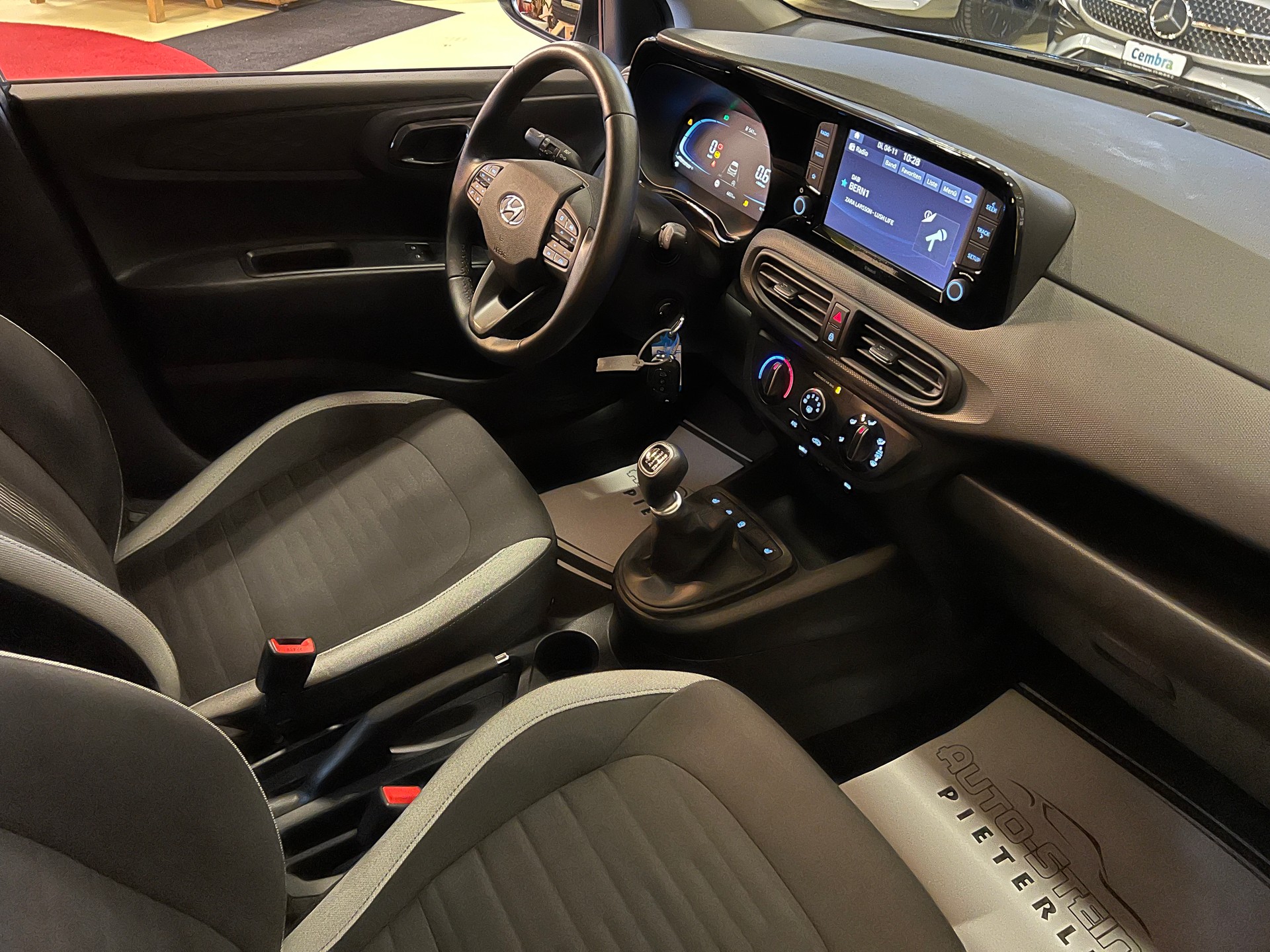 HYUNDAI i10 1.2 "BENZINER CH WAGEN" + SITZHEIZUNG + ALUFELGEN + VIEL ZUBEHÖR + SAUBER + GEPFLEGT. !! NUR 6`800 KM !!-image-16