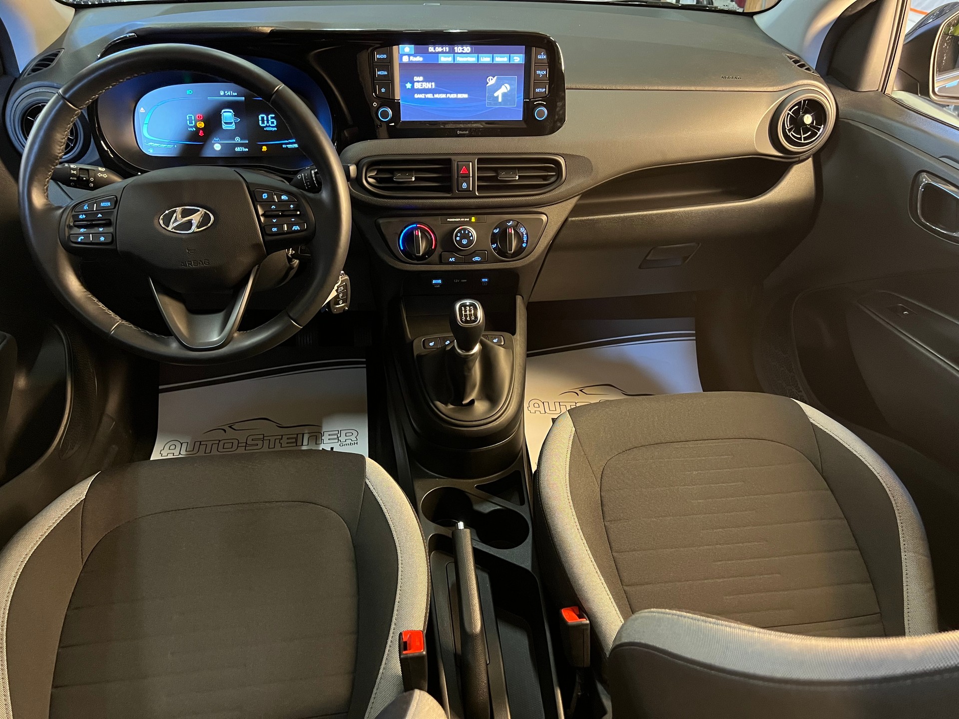 HYUNDAI i10 1.2 "BENZINER CH WAGEN" + SITZHEIZUNG + ALUFELGEN + VIEL ZUBEHÖR + SAUBER + GEPFLEGT. !! NUR 6`800 KM !!-image-4