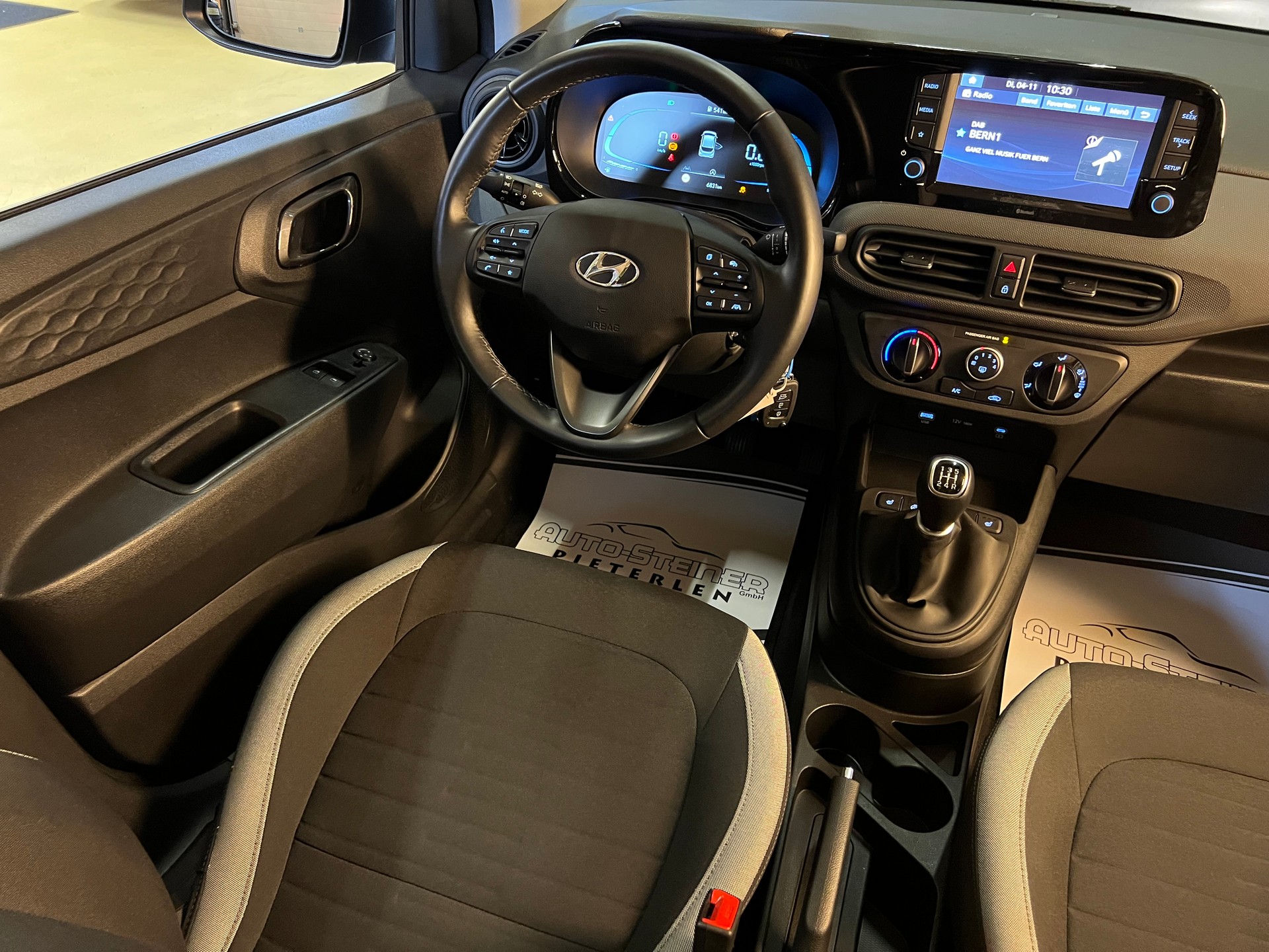 HYUNDAI i10 1.2 "BENZINER CH WAGEN" + SITZHEIZUNG + ALUFELGEN + VIEL ZUBEHÖR + SAUBER + GEPFLEGT. !! NUR 6`800 KM !!-image-22