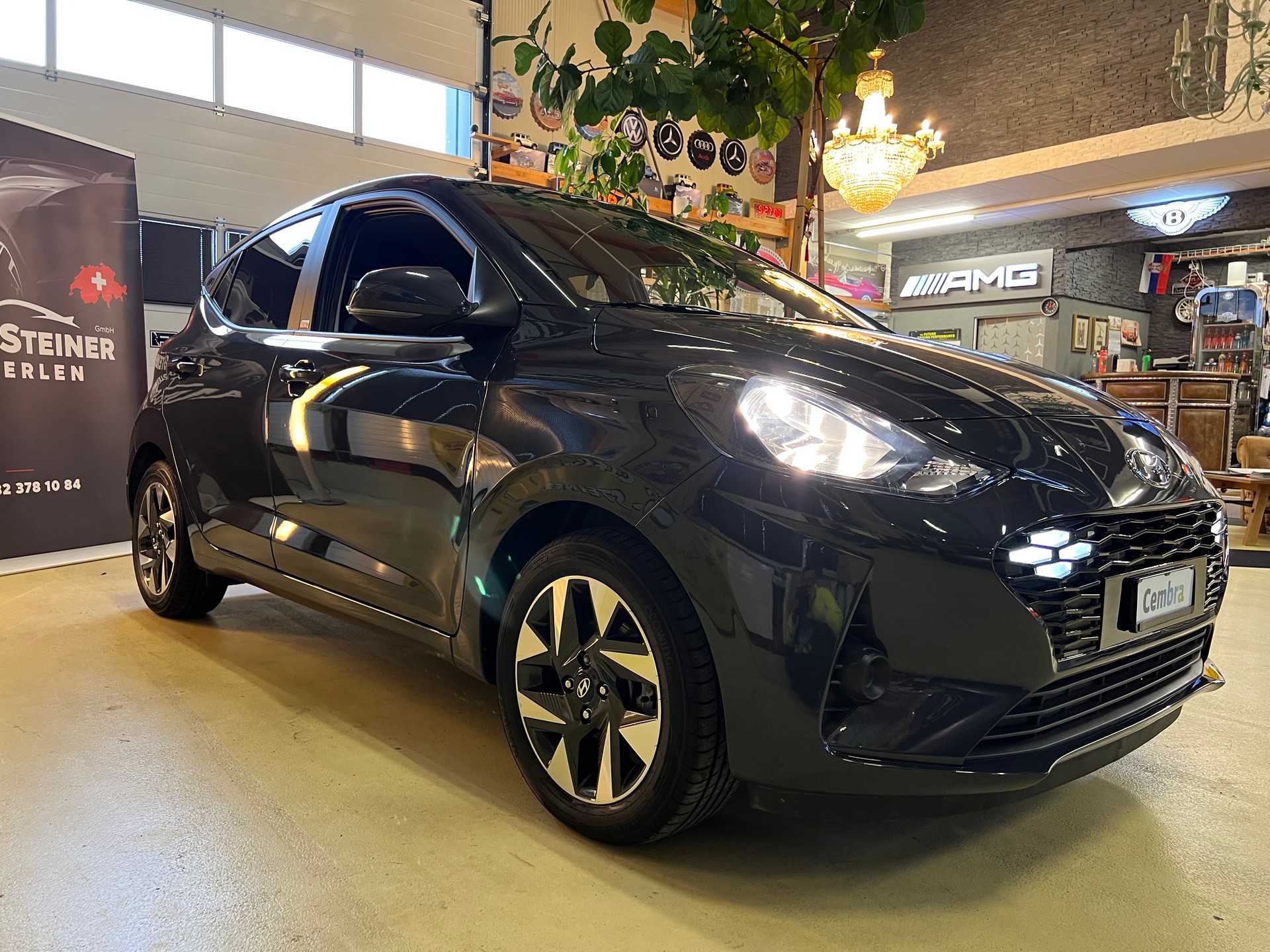 HYUNDAI i10 1.2 "BENZINER CH WAGEN" + SITZHEIZUNG + ALUFELGEN + VIEL ZUBEHÖR + SAUBER + GEPFLEGT. !! NUR 6`800 KM !!-showroom-element-1